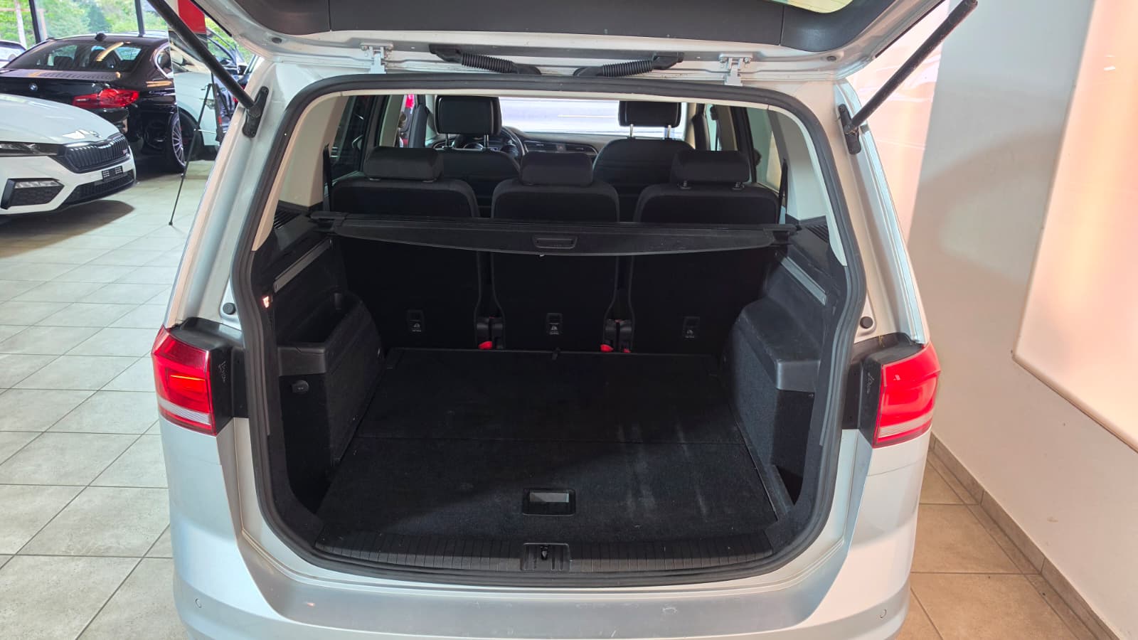 VW Touran 1.6 TDI BlueMotion Technology Trendline DSG, TOP FAHRZEUG, FRISCH AB SERVICE UND FRISCH AB MFK-image-12