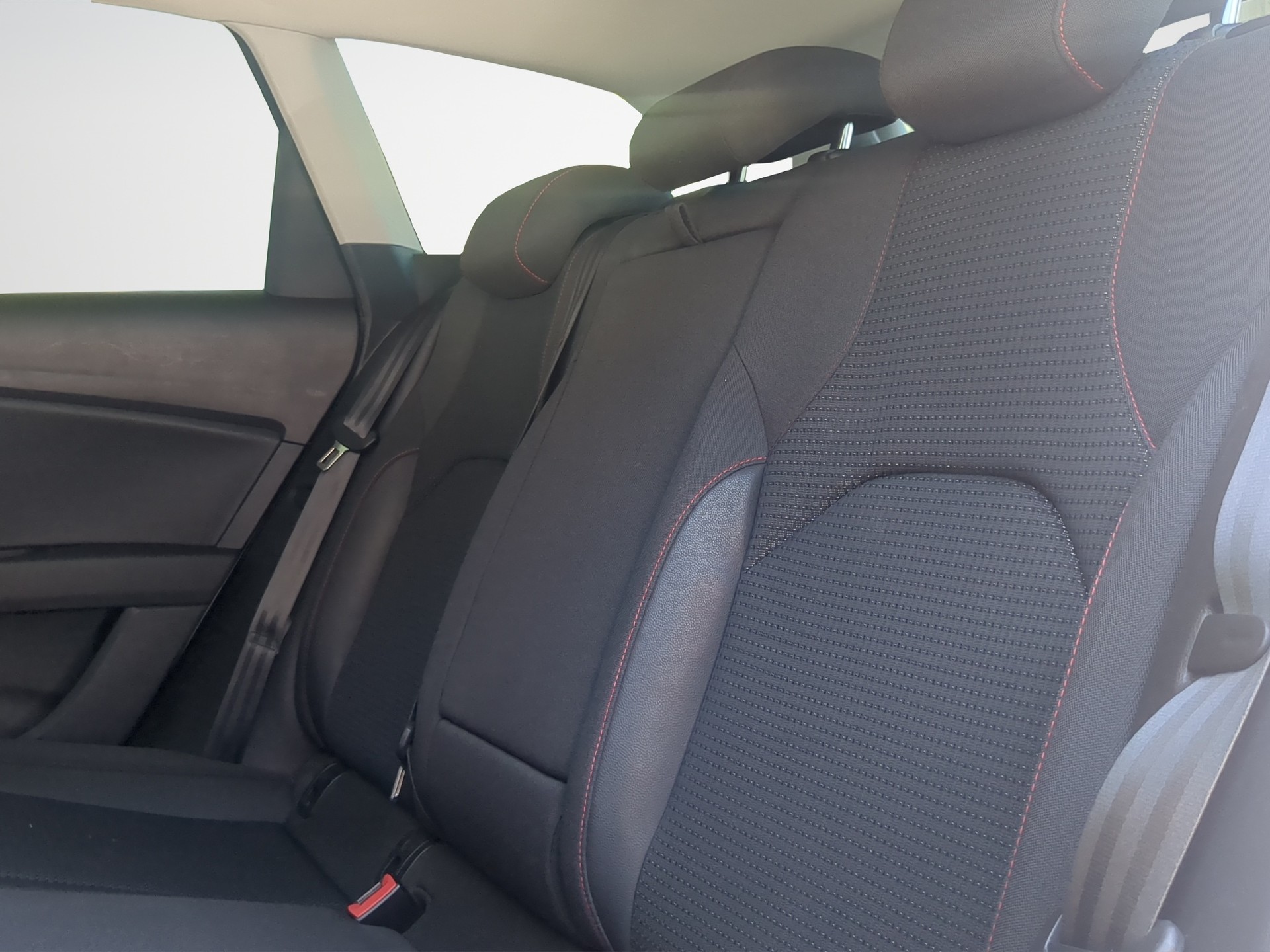 SEAT Leon ST 2.0 TDI FR Line-image-9