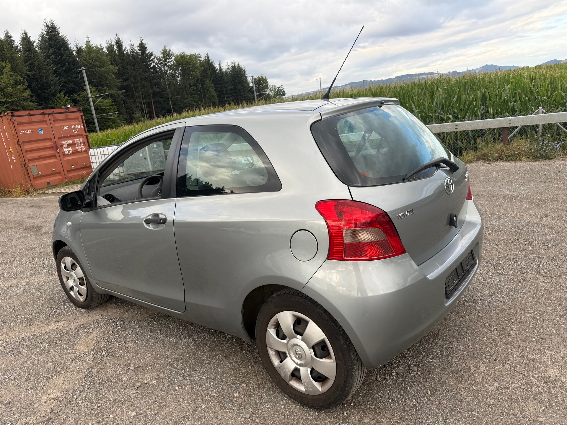 TOYOTA Yaris 1.3 Linea Luna-image-3