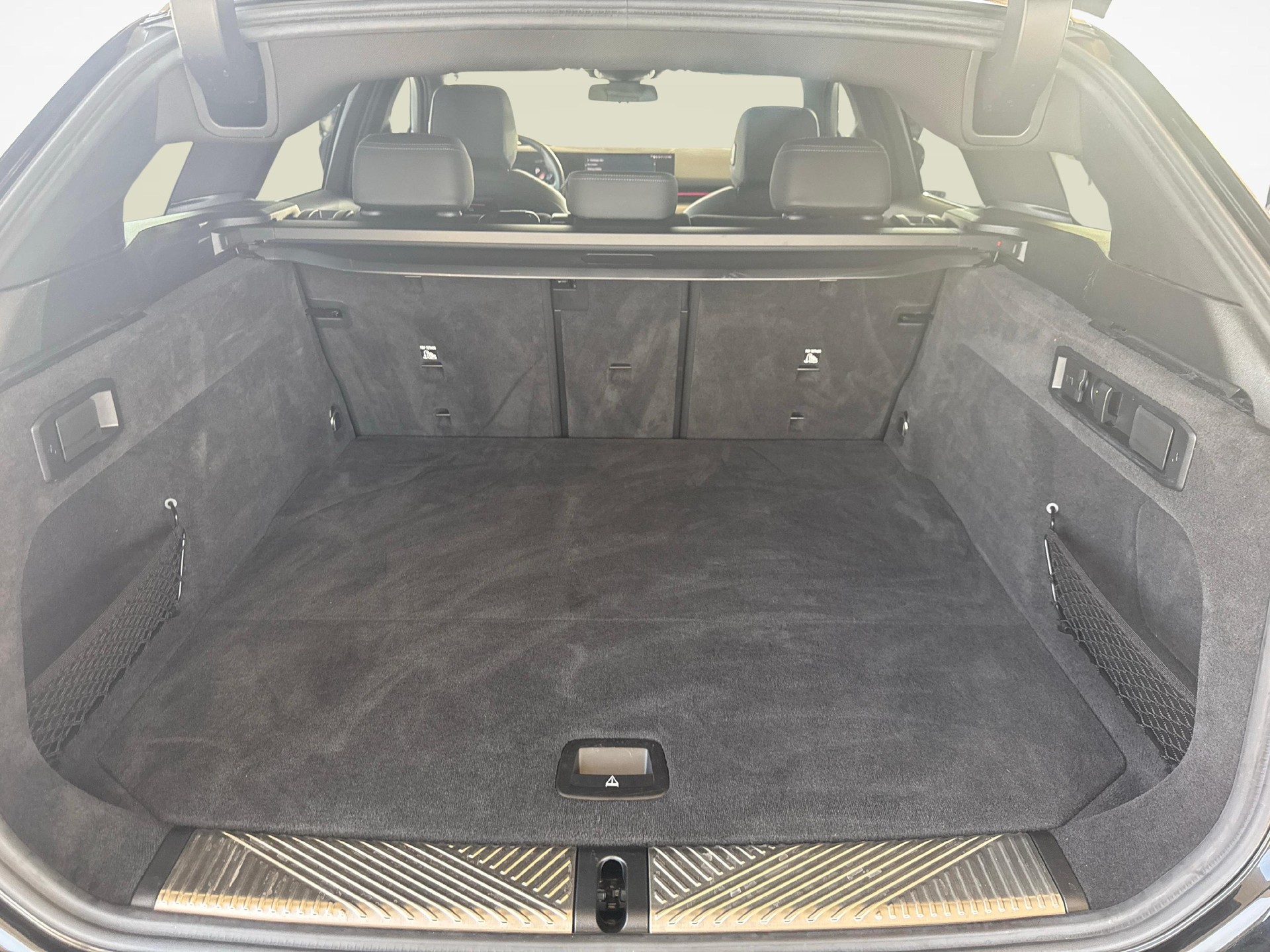 BMW 520d xDrive Touring-image-11