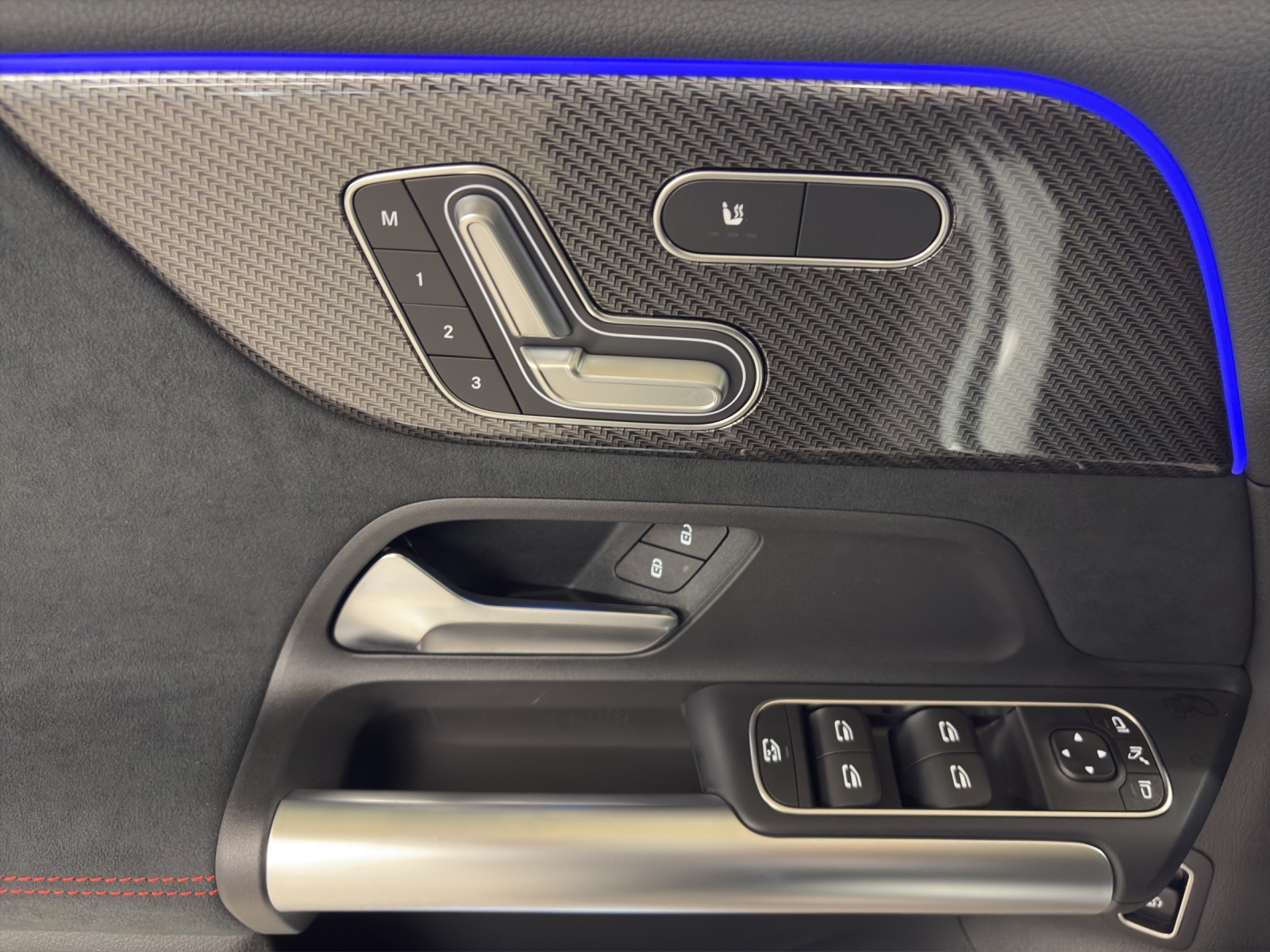 MERCEDES-BENZ GLA 220 4M-image-12
