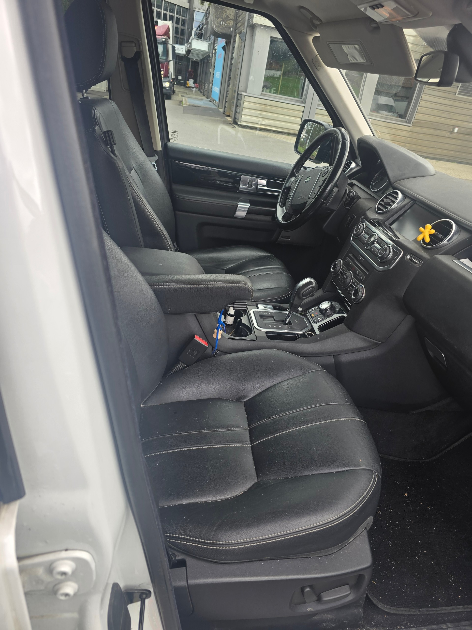 LAND ROVER Discovery 3.0 TDV6 SE Automatic-image-9