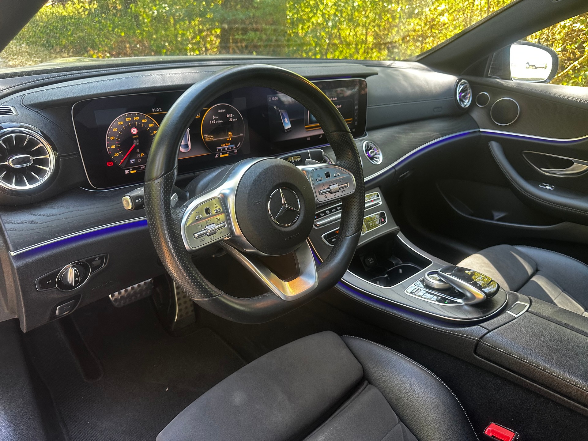 MERCEDES-BENZ E 220 d AMG Line 4matic-image-4