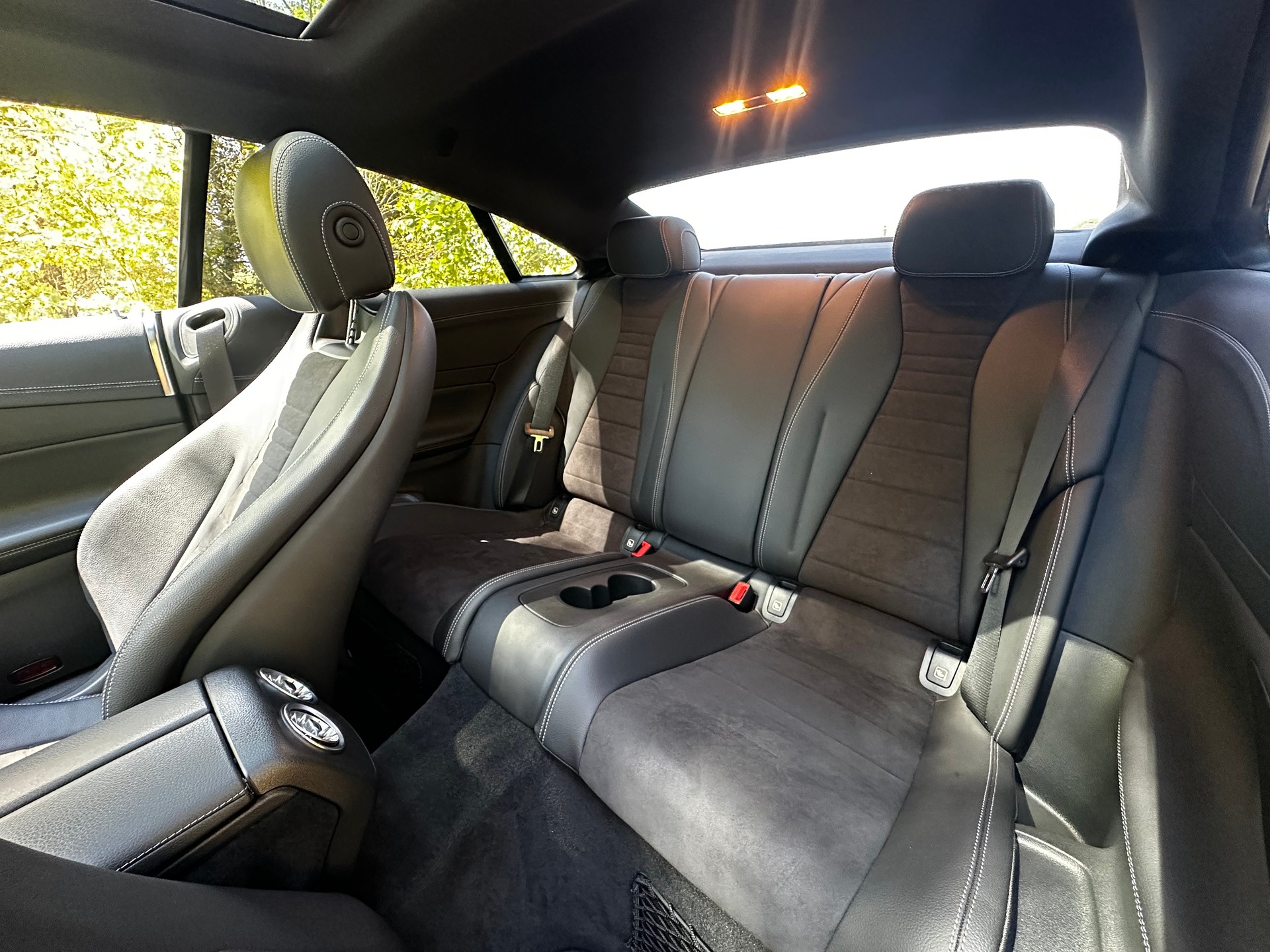 MERCEDES-BENZ E 220 d AMG Line 4matic-image-5