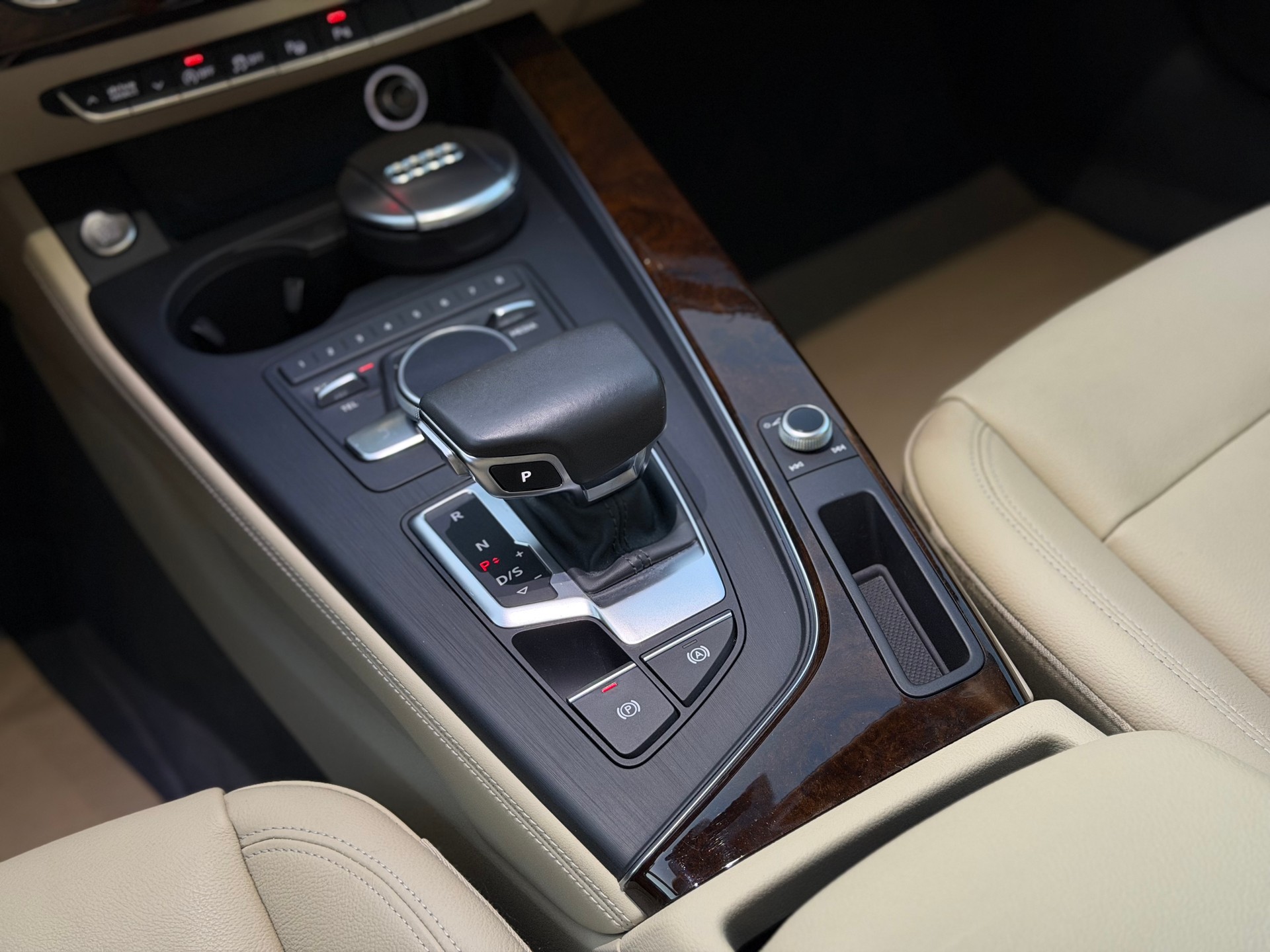 AUDI A4 Limousine 2.0 TFSI quattro S-tronic-image-16