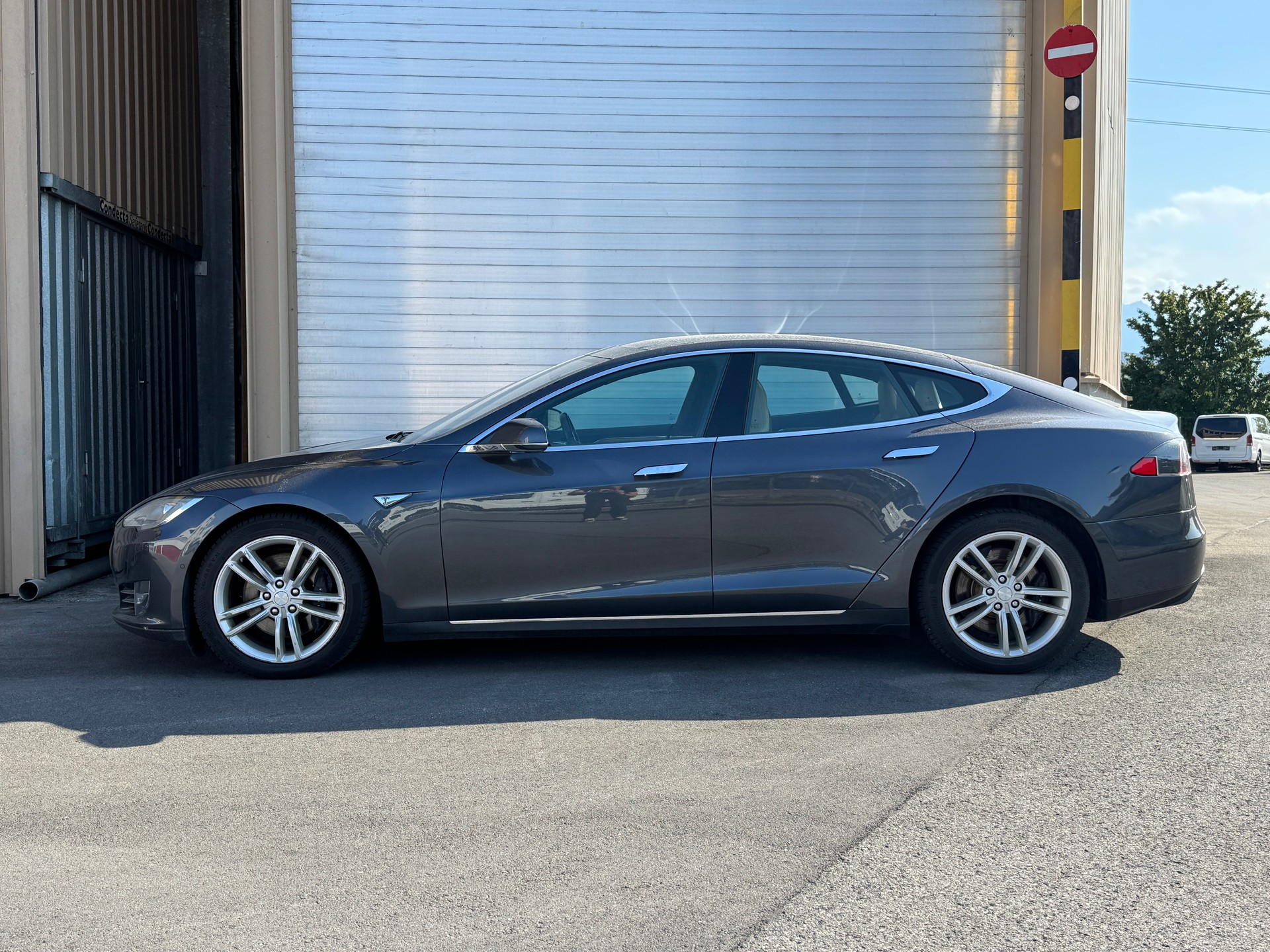 TESLA Model S 85 D-image-2