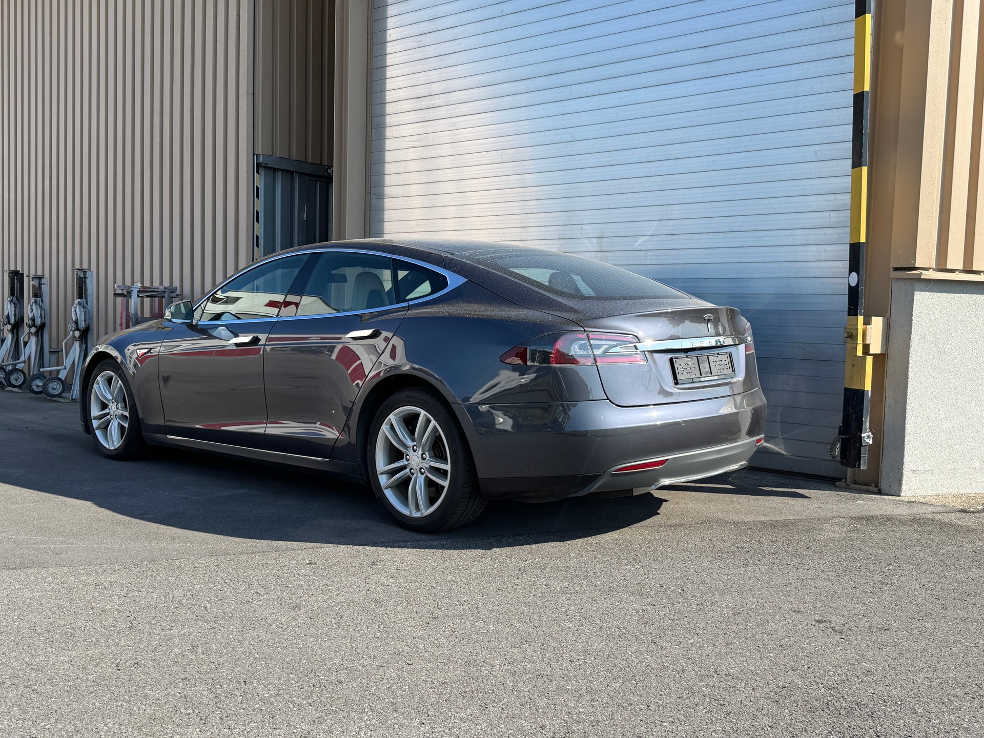 TESLA Model S 85 D-image-3