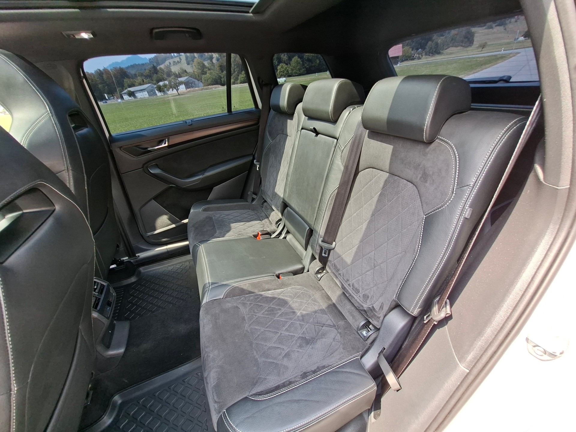 SKODA Kodiaq 2.0 TSI 4x4 Sport Line *8-fach bereift+AHK+Panodach*-image-13
