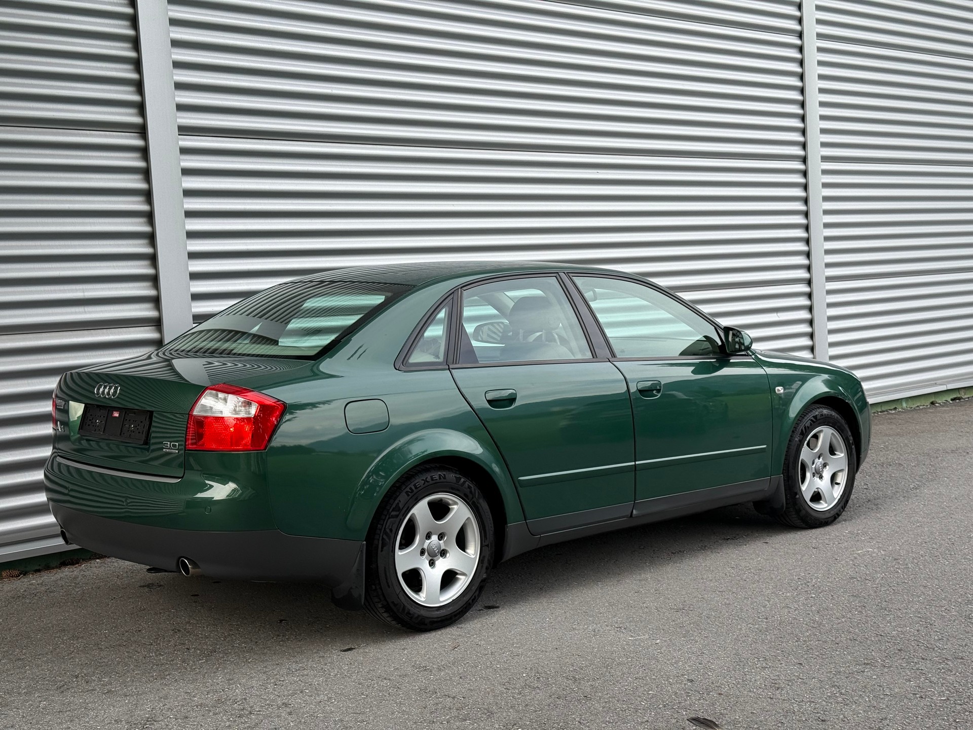AUDI A4 3.0 V6 quattro-image-4