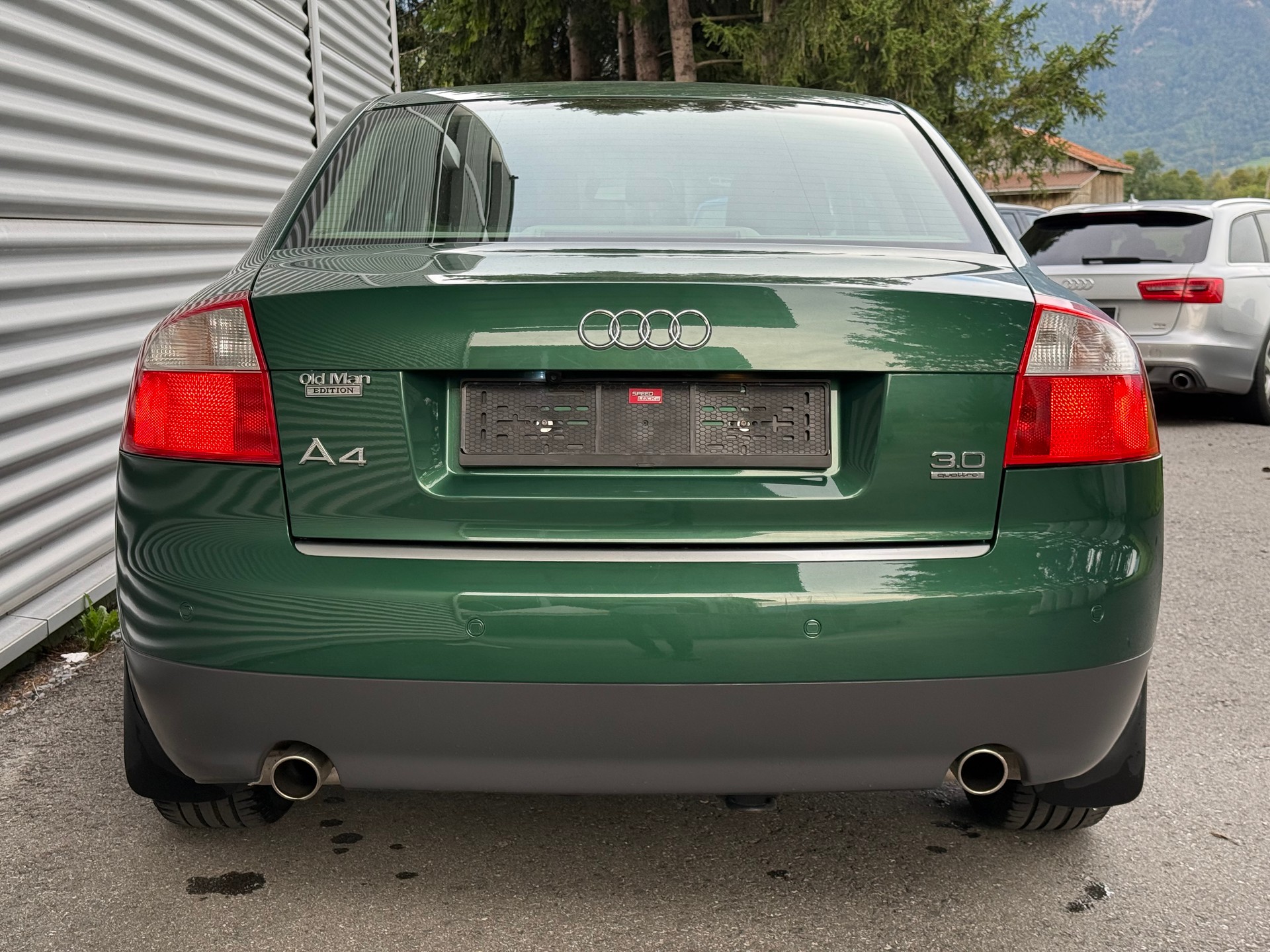 AUDI A4 3.0 V6 quattro-image-5