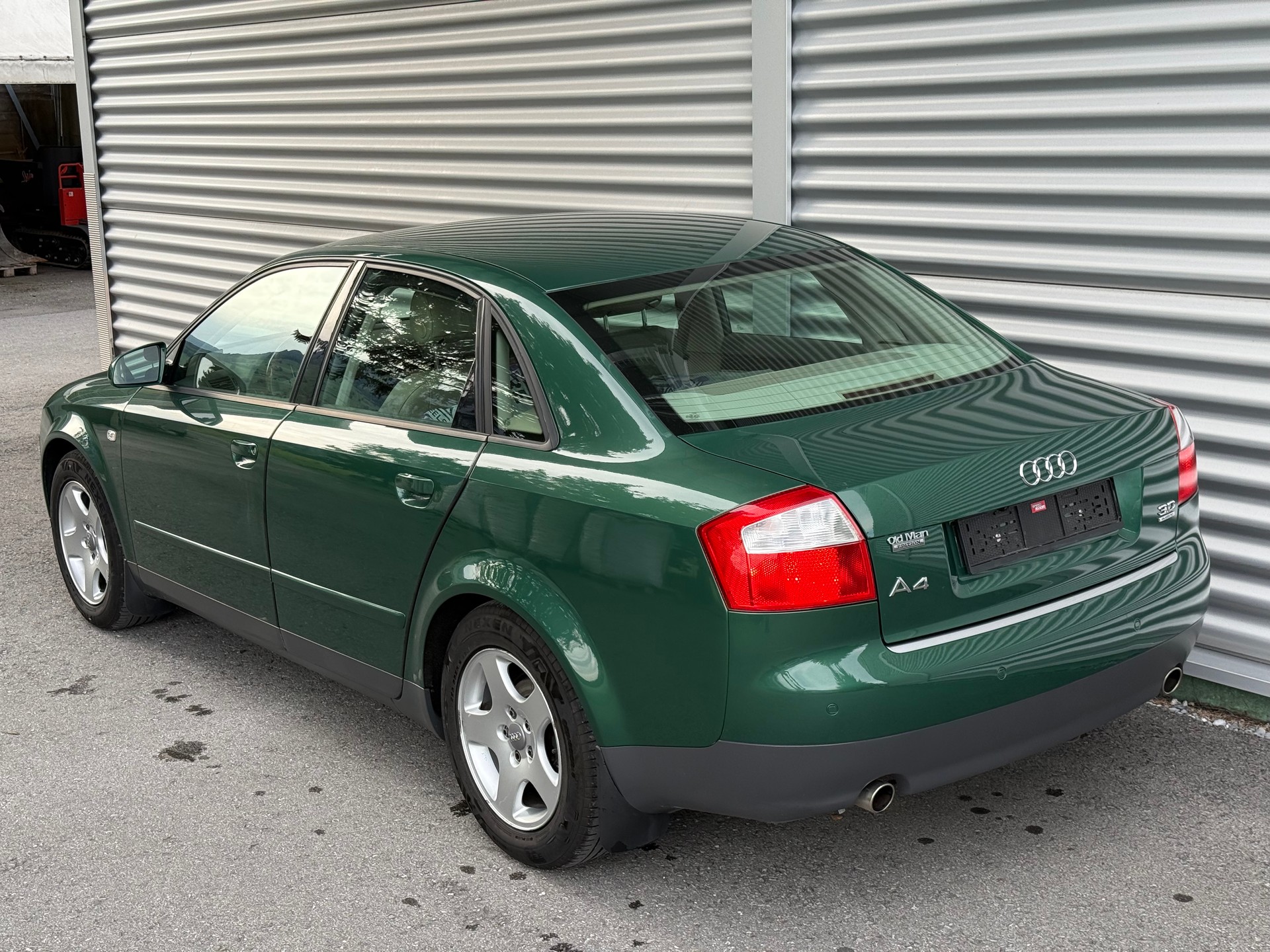 AUDI A4 3.0 V6 quattro-image-2