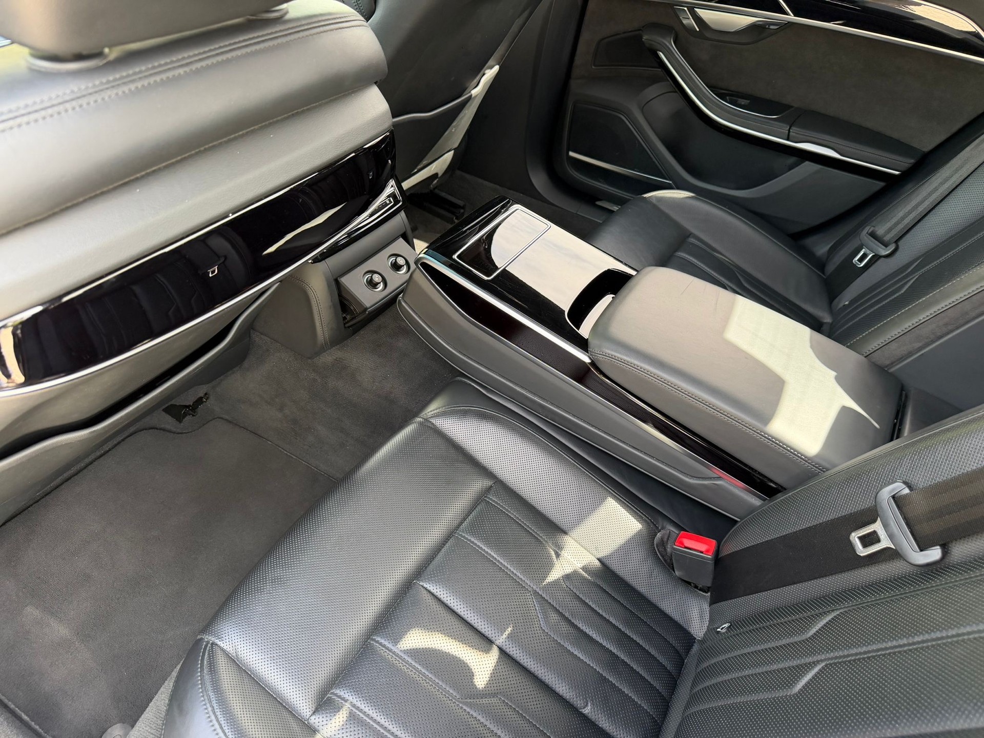 AUDI S8 TFSI quattro tiptronic-image-8