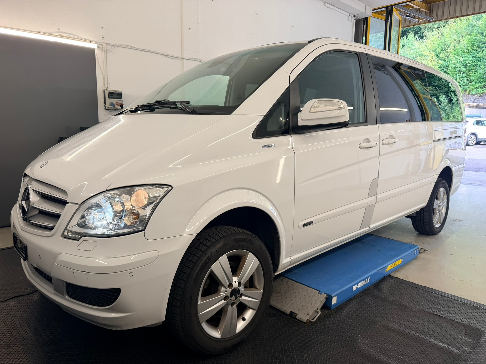MERCEDES-BENZ Viano 2.2 CDI Blue Eff. Ambiente Ed. L 4Matic A-image-0