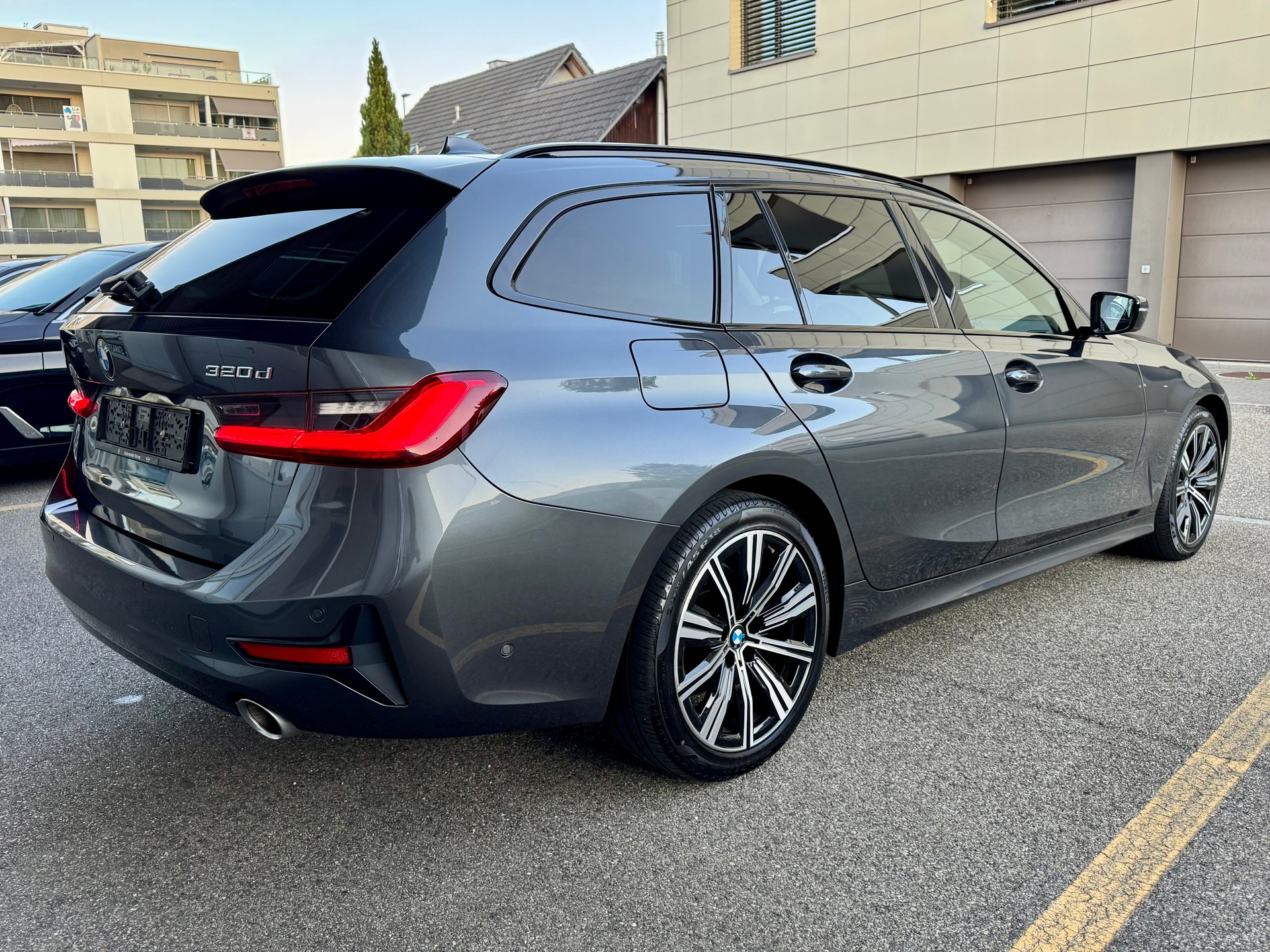 BMW 320d Touring Sport Line Steptronic * Ab MFK & Service *-showroom-element-3