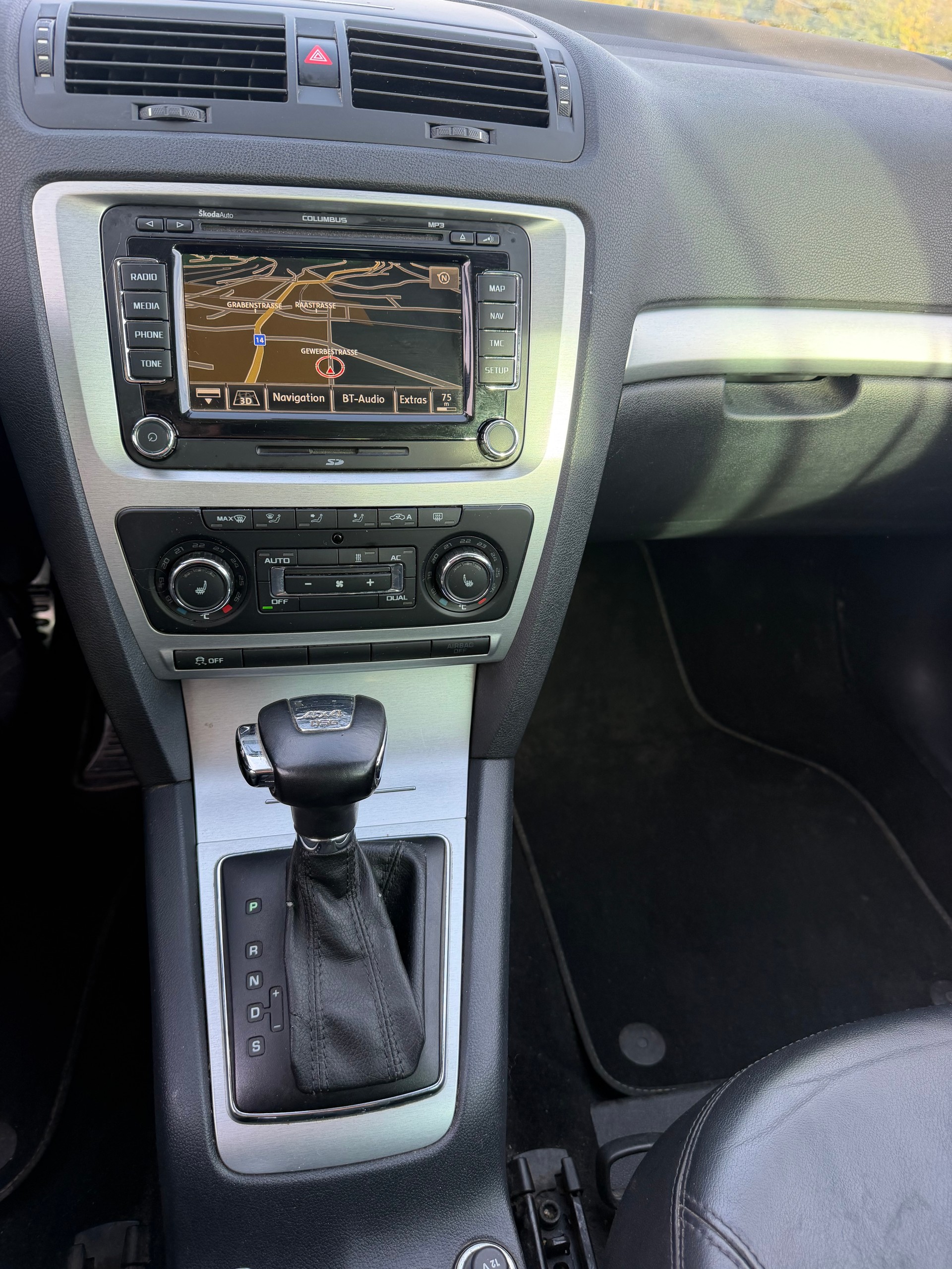 SKODA Octavia Combi 2.0 TDI Scout 4x4 DSG-image-10