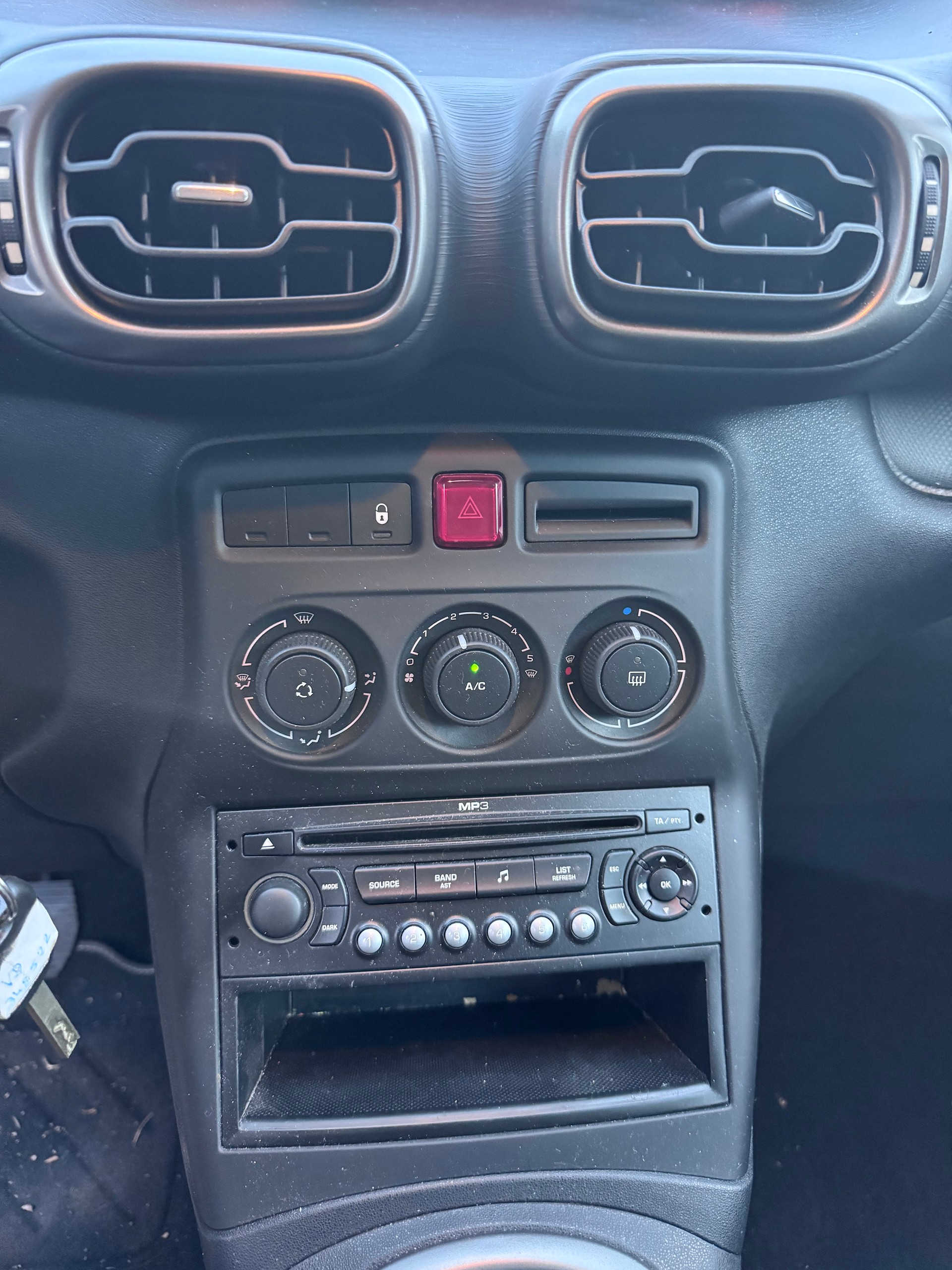 CITROEN C3 Picasso 1.4i 16V Essentiel (X)-image-8