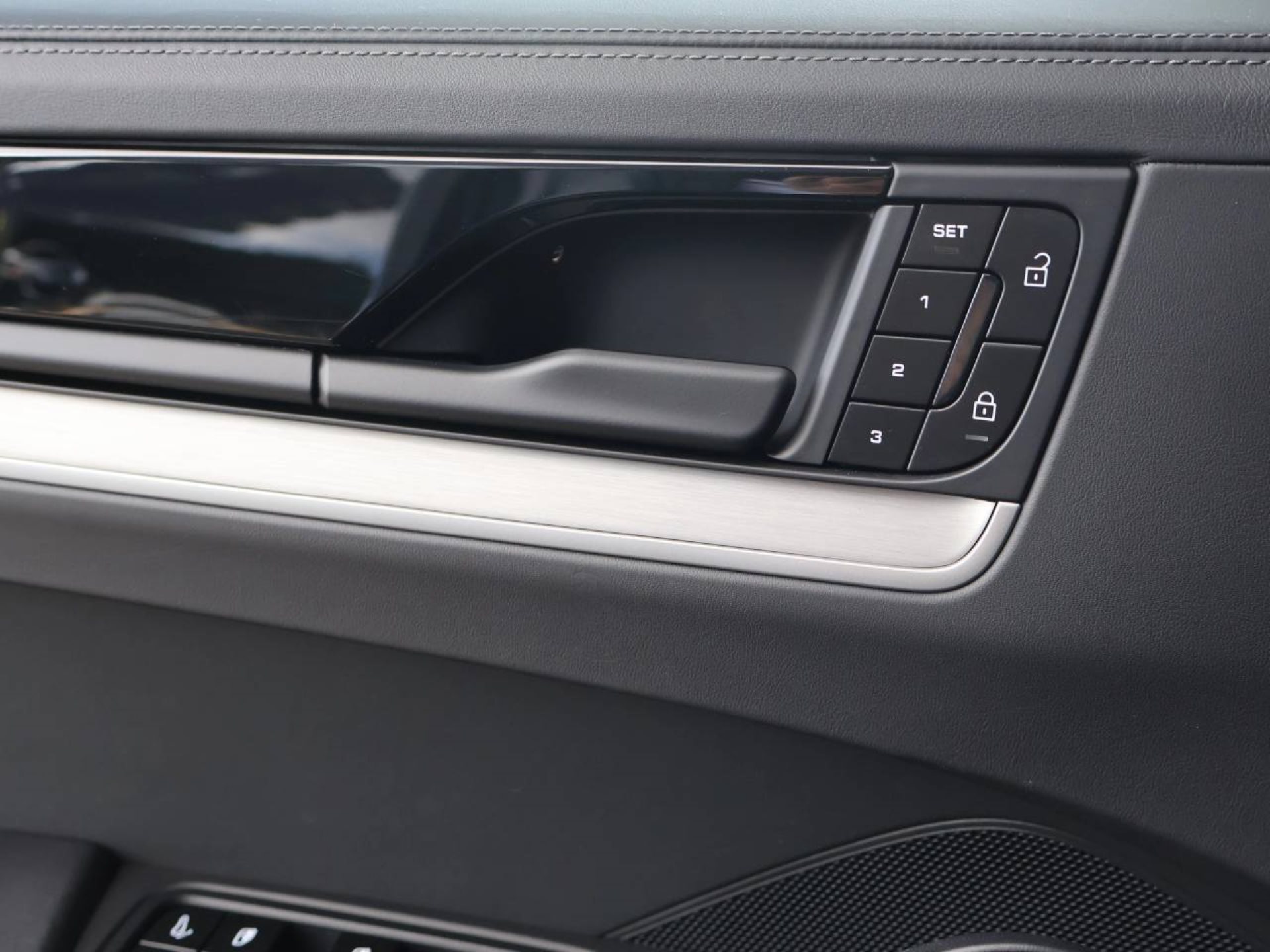 PORSCHE Cayenne S E-Hybrid Coupé-image-28