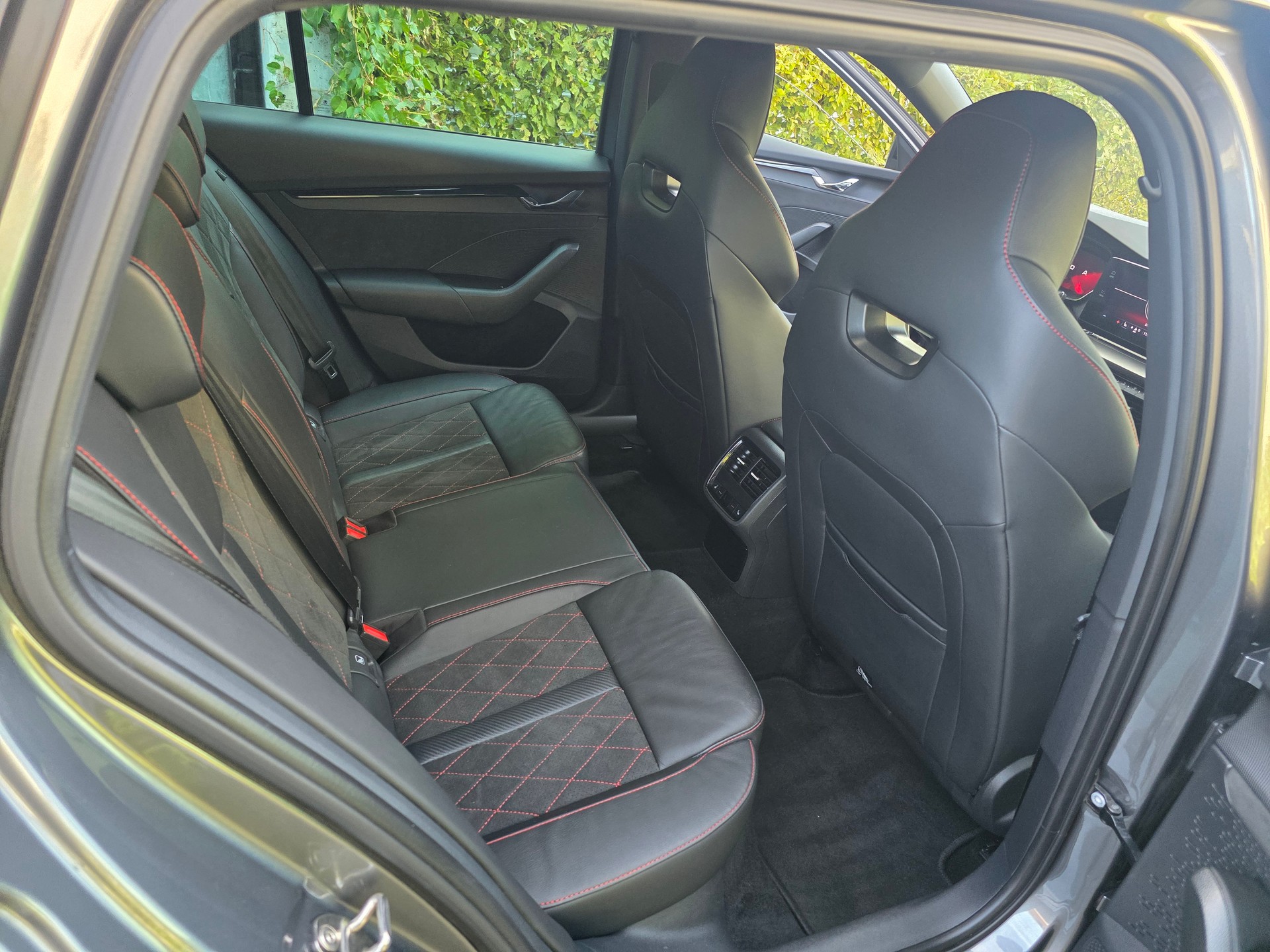 SKODA Octavia Combi 2.0 TSI DSG RS-image-12