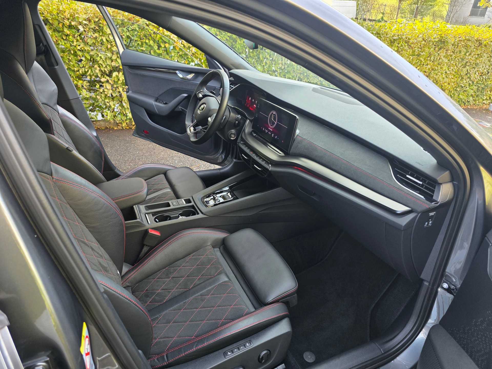SKODA Octavia Combi 2.0 TSI DSG RS-image-11