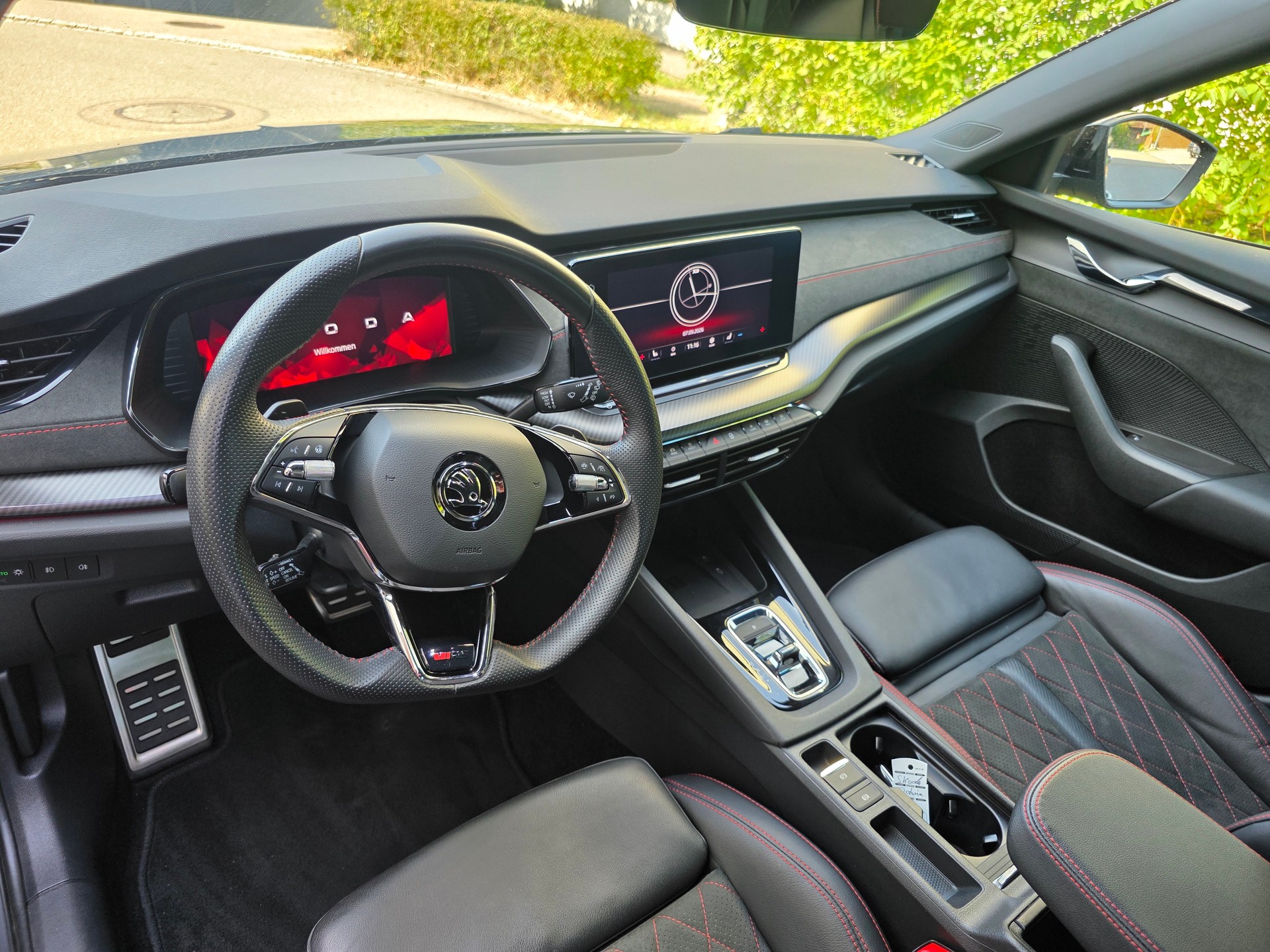 SKODA Octavia Combi 2.0 TSI DSG RS-image-9