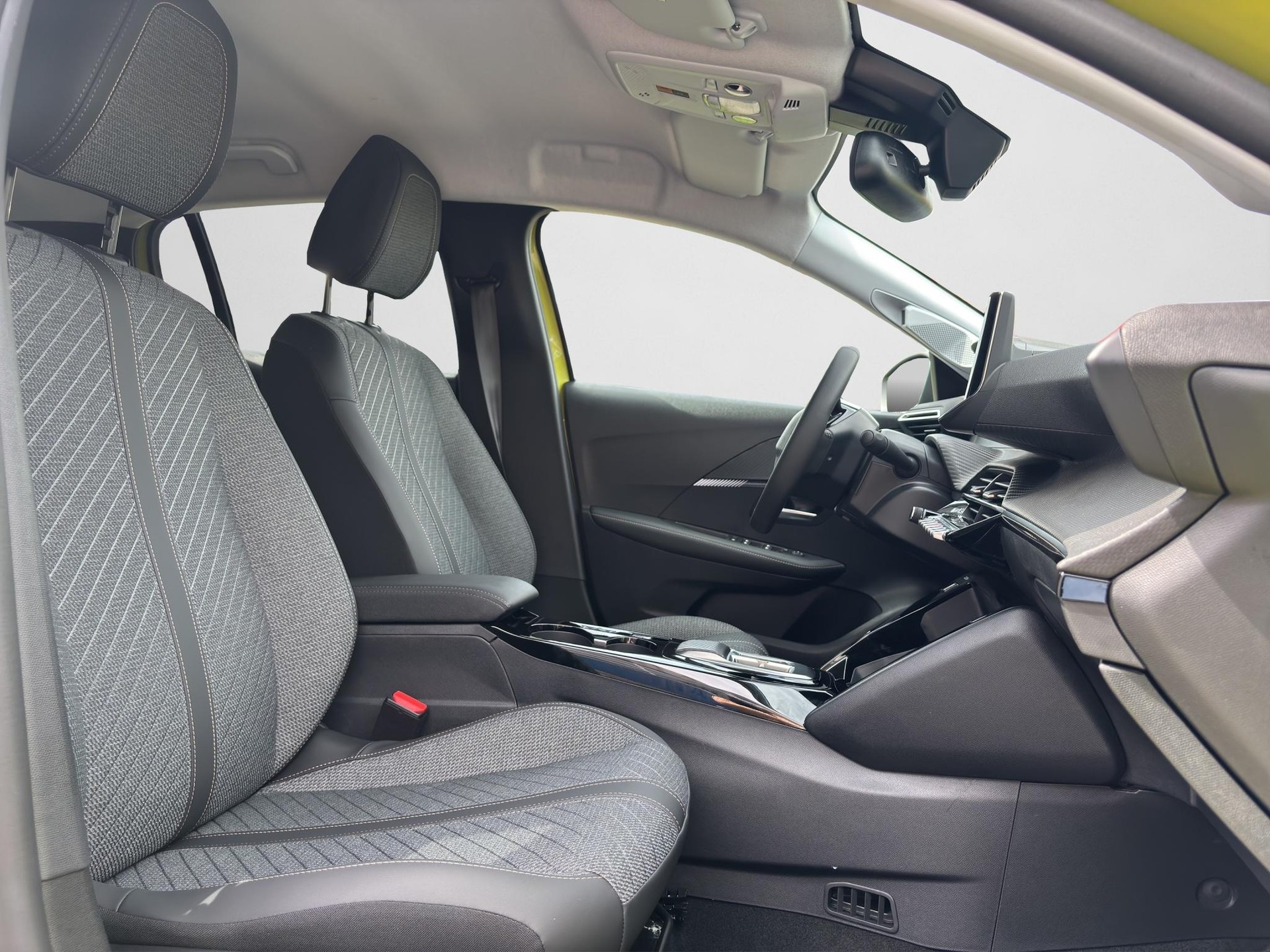 PEUGEOT 208 1.2 Hybrid Allure-image-9