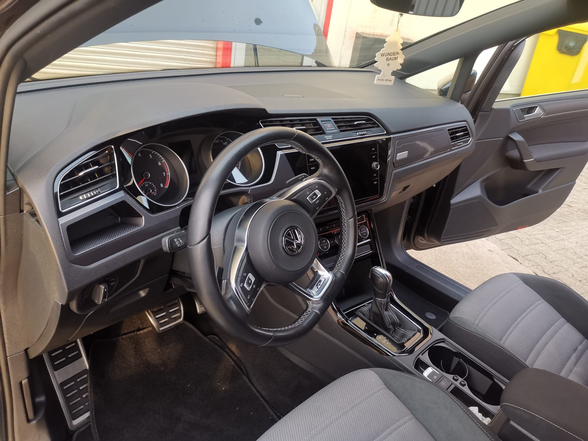 VW Touran 1.5 TSI EVO Highline DSG R-line ** 7-Sitzer ** Ab MFK & Service ** Top-Ausstattung **-image-2