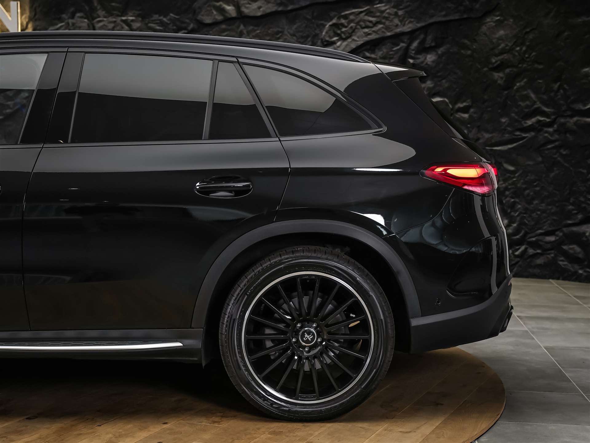 MERCEDES-BENZ GLC 300 4Matic AMG Line 9G-Tronic-image-17