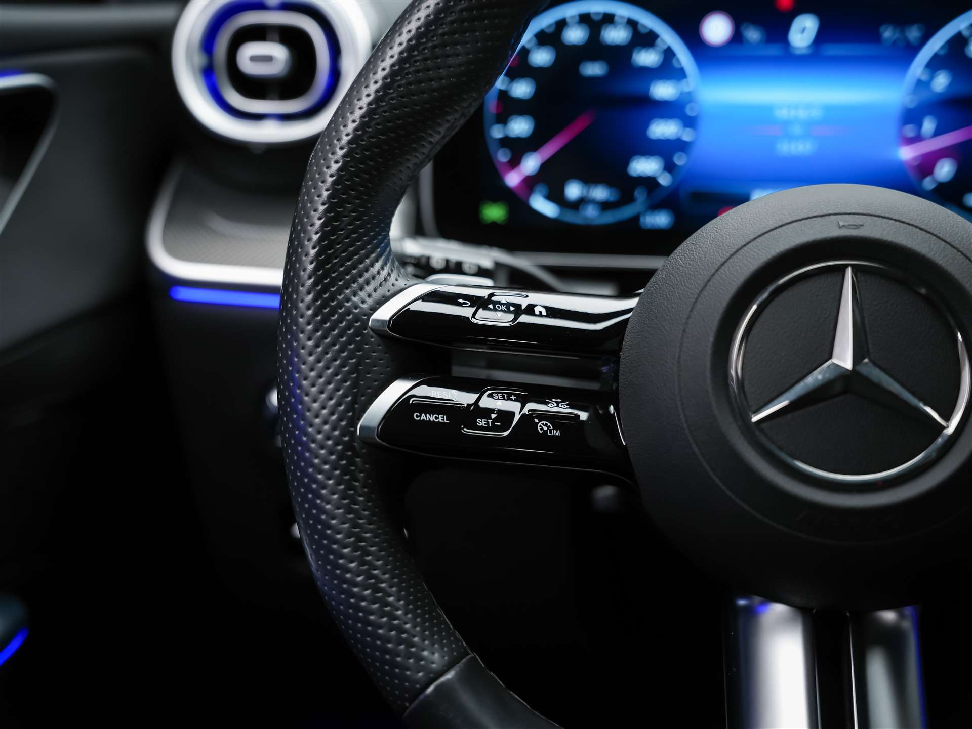 MERCEDES-BENZ GLC 300 4Matic AMG Line 9G-Tronic-image-27