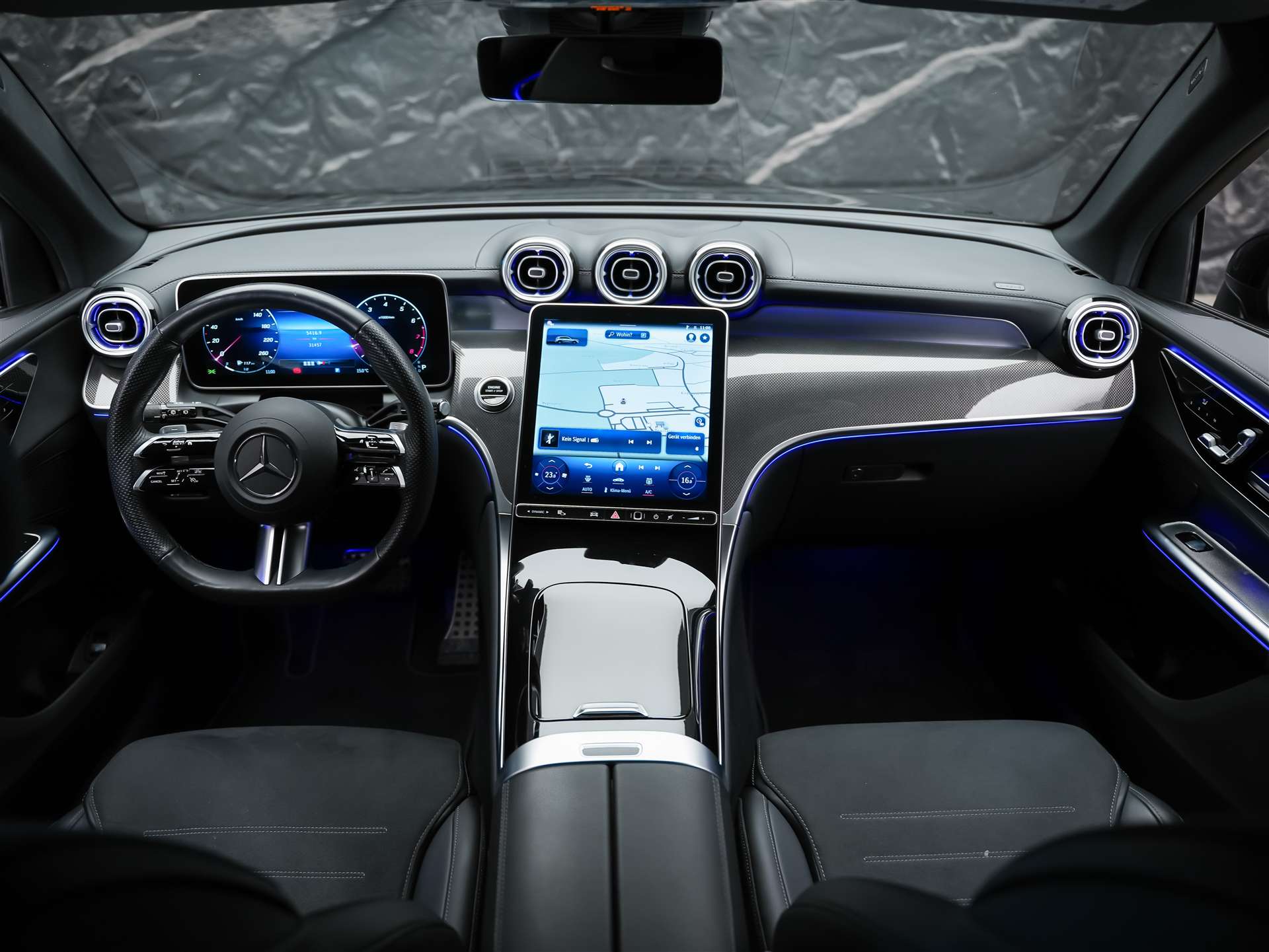 MERCEDES-BENZ GLC 300 4Matic AMG Line 9G-Tronic-image-18