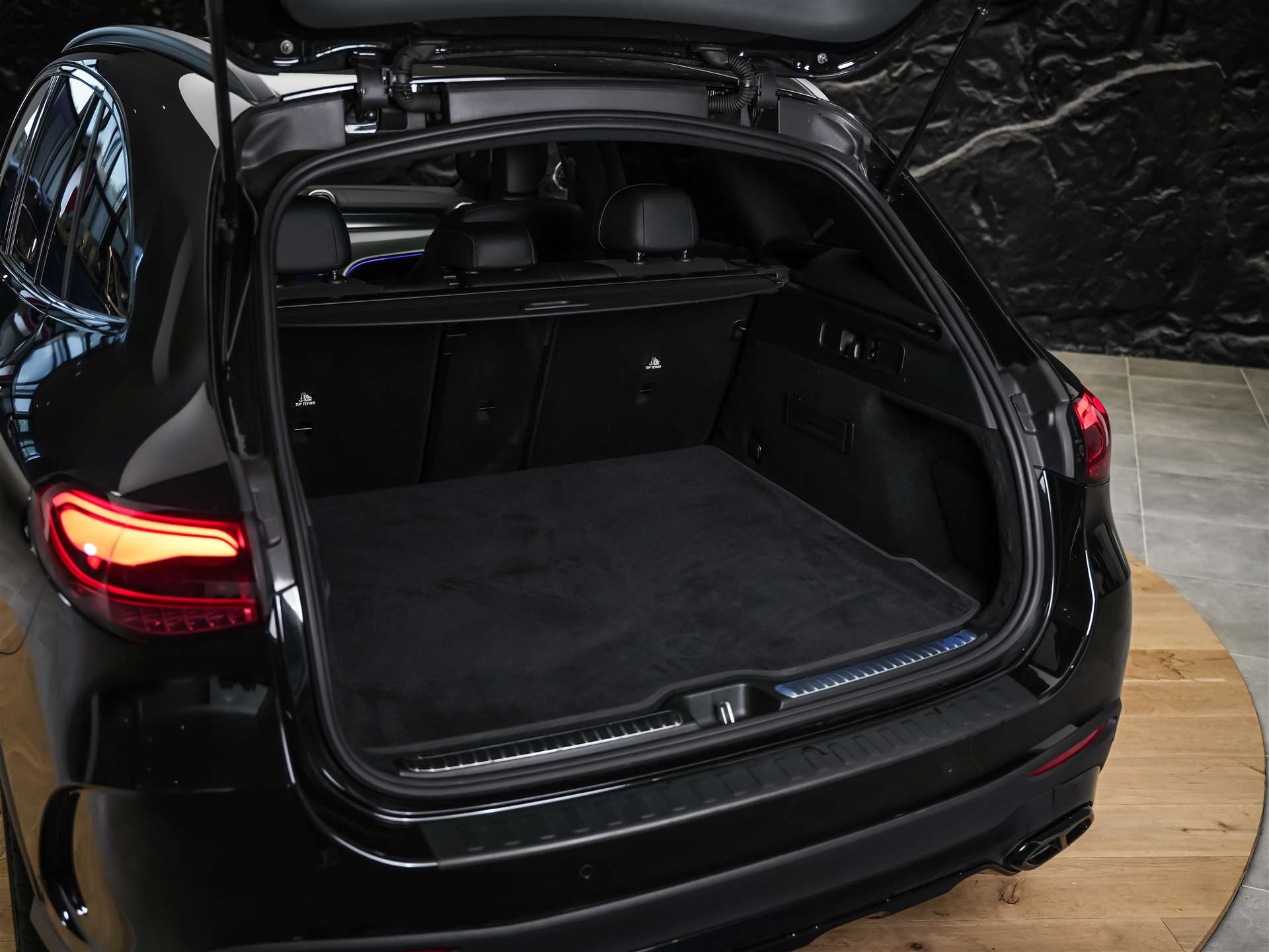 MERCEDES-BENZ GLC 300 4Matic AMG Line 9G-Tronic-image-43