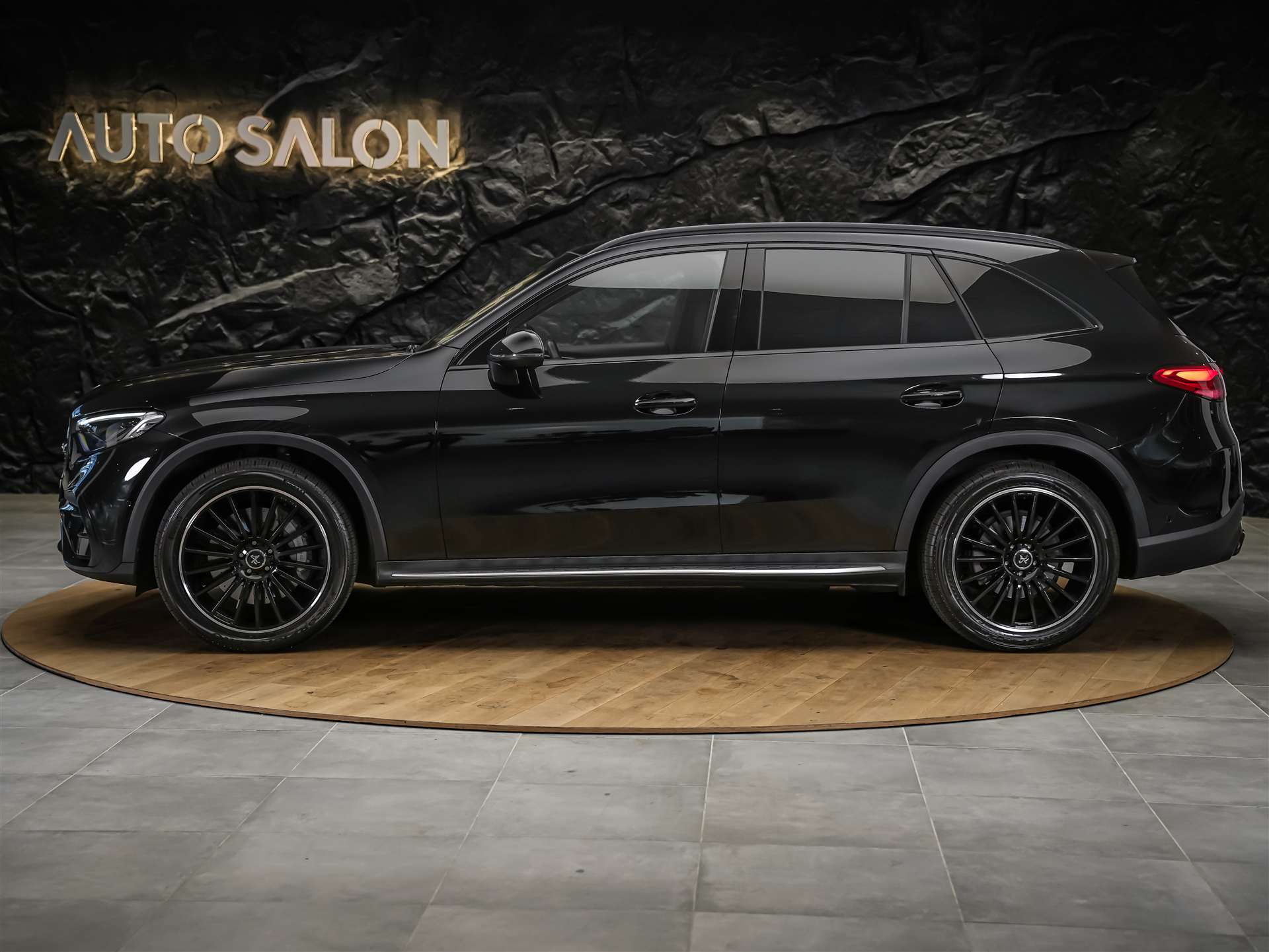 MERCEDES-BENZ GLC 300 4Matic AMG Line 9G-Tronic-image-2
