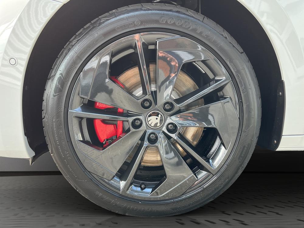SKODA Octavia Combi 2.0 TSI DSG RS-image-12