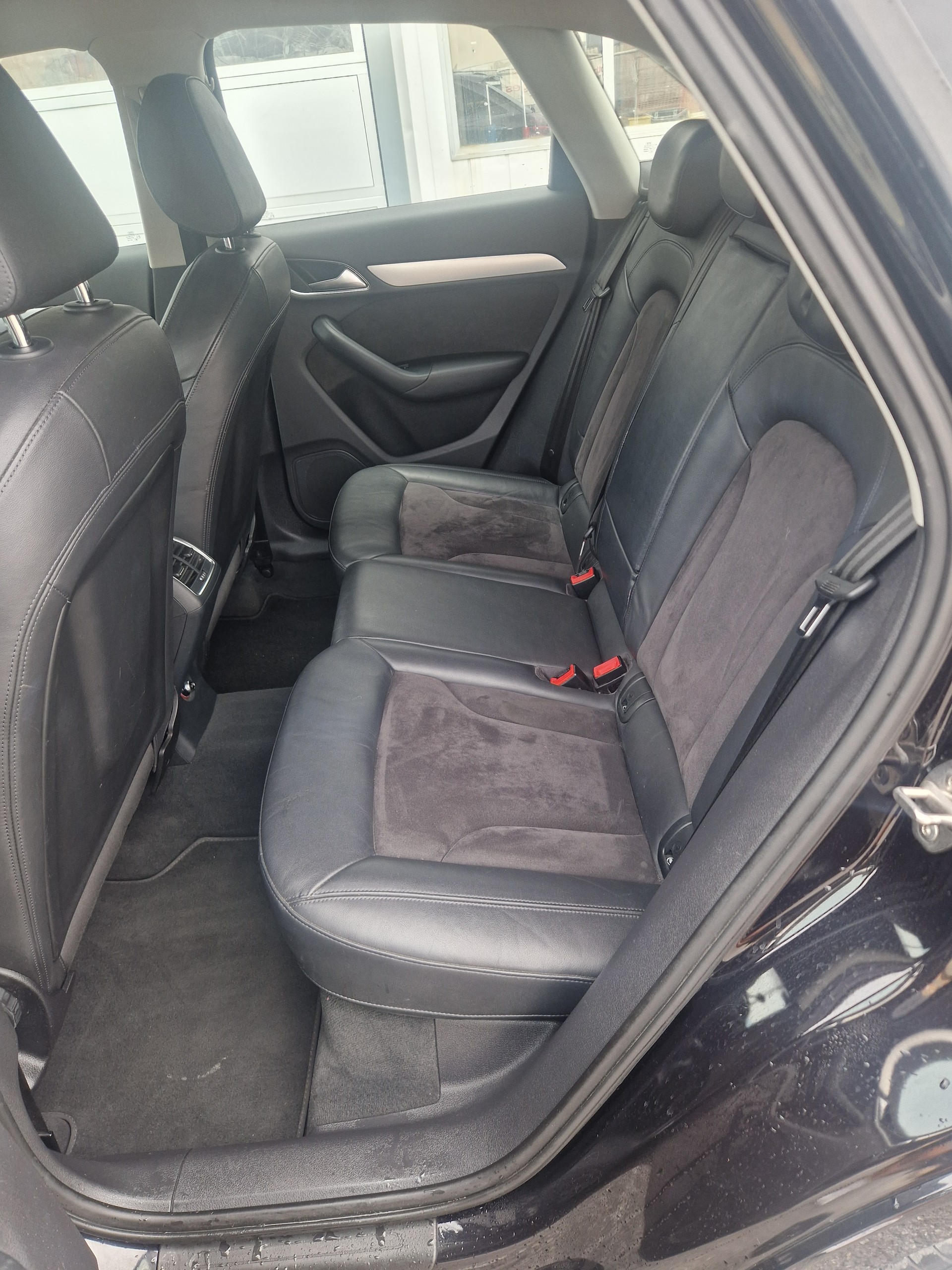 AUDI Q3 2.0 TFSI quattro S-tronic-image-9
