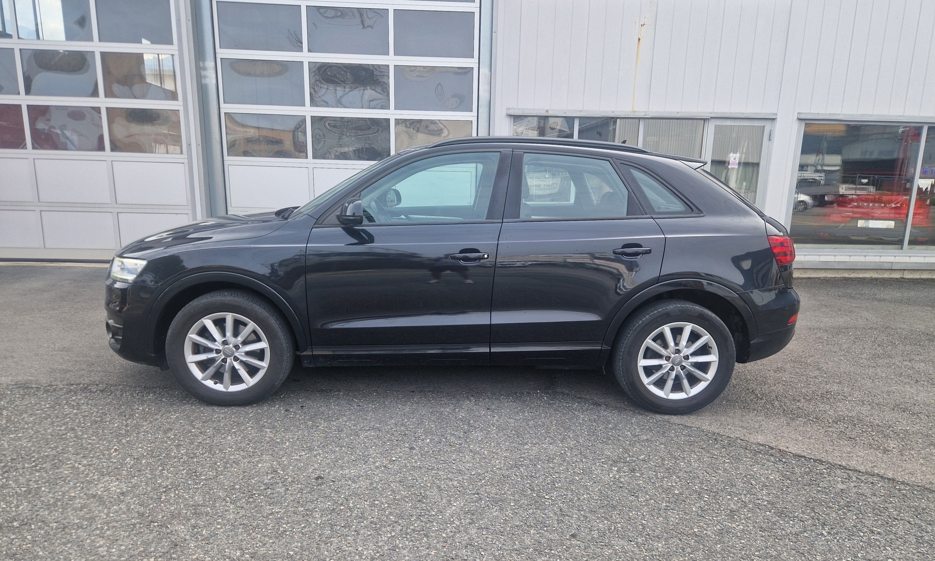 AUDI Q3 2.0 TFSI quattro S-tronic-image-3