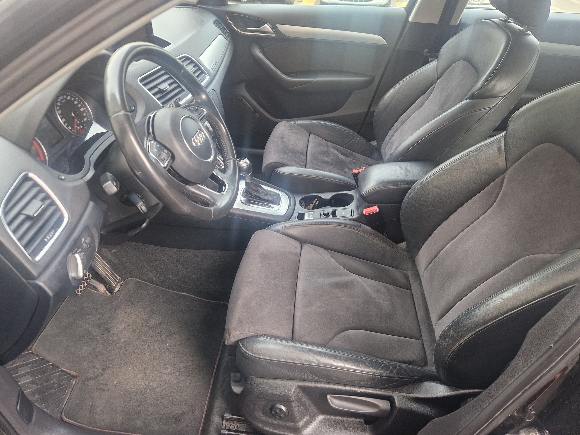 AUDI Q3 2.0 TFSI quattro S-tronic-image-8