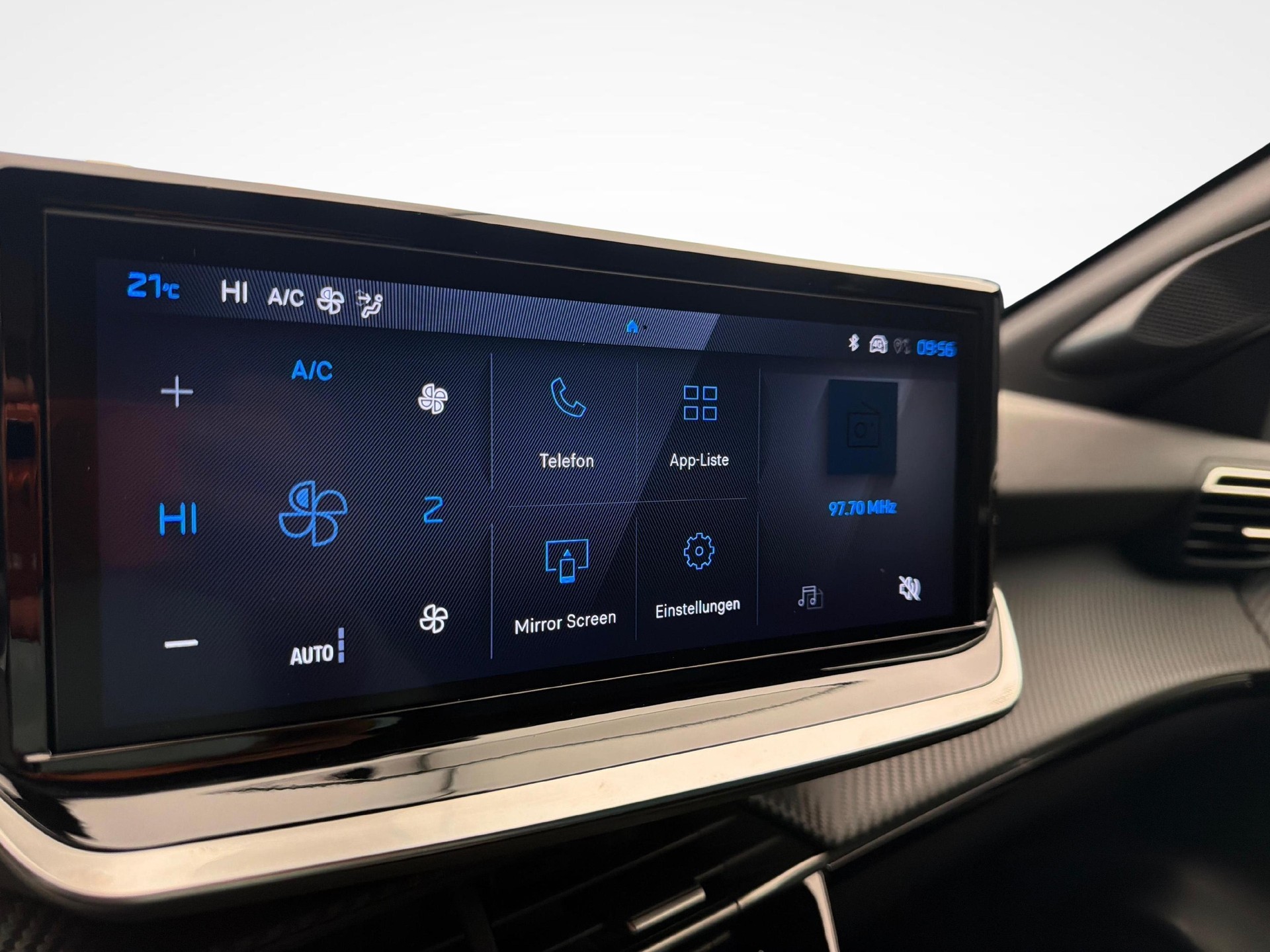 PEUGEOT 208 1.2 Hybrid Envy-image-13
