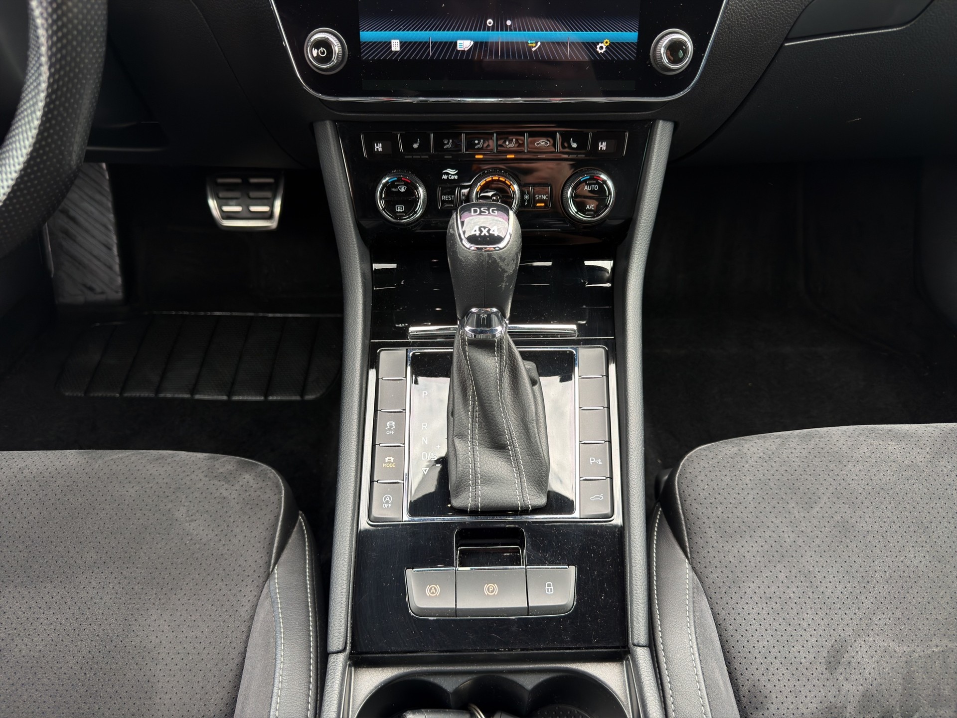 SKODA Superb Combi 2.0 TDi Ambition 4x4 DSG-image-14