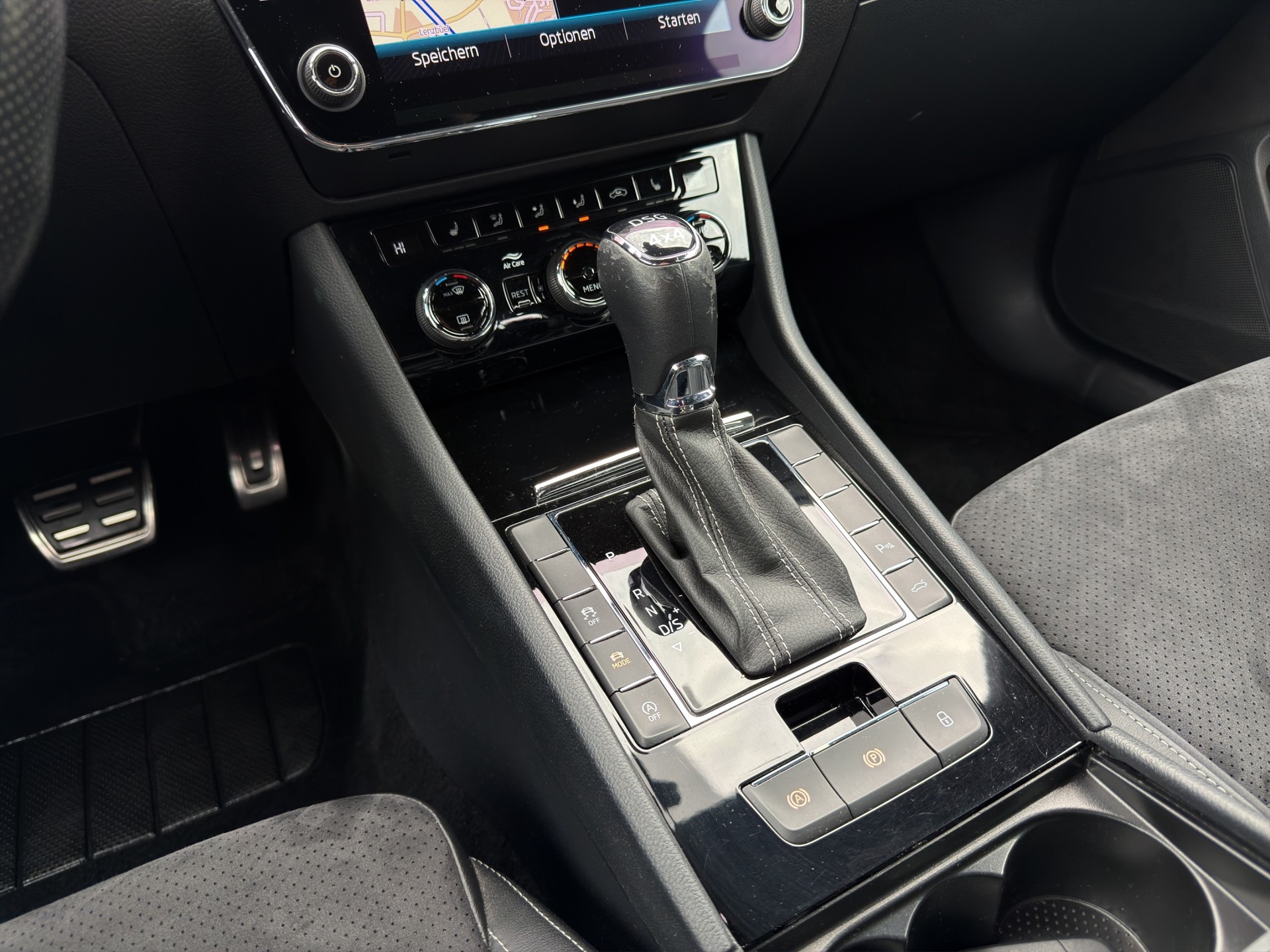 SKODA Superb Combi 2.0 TDi Ambition 4x4 DSG-image-16