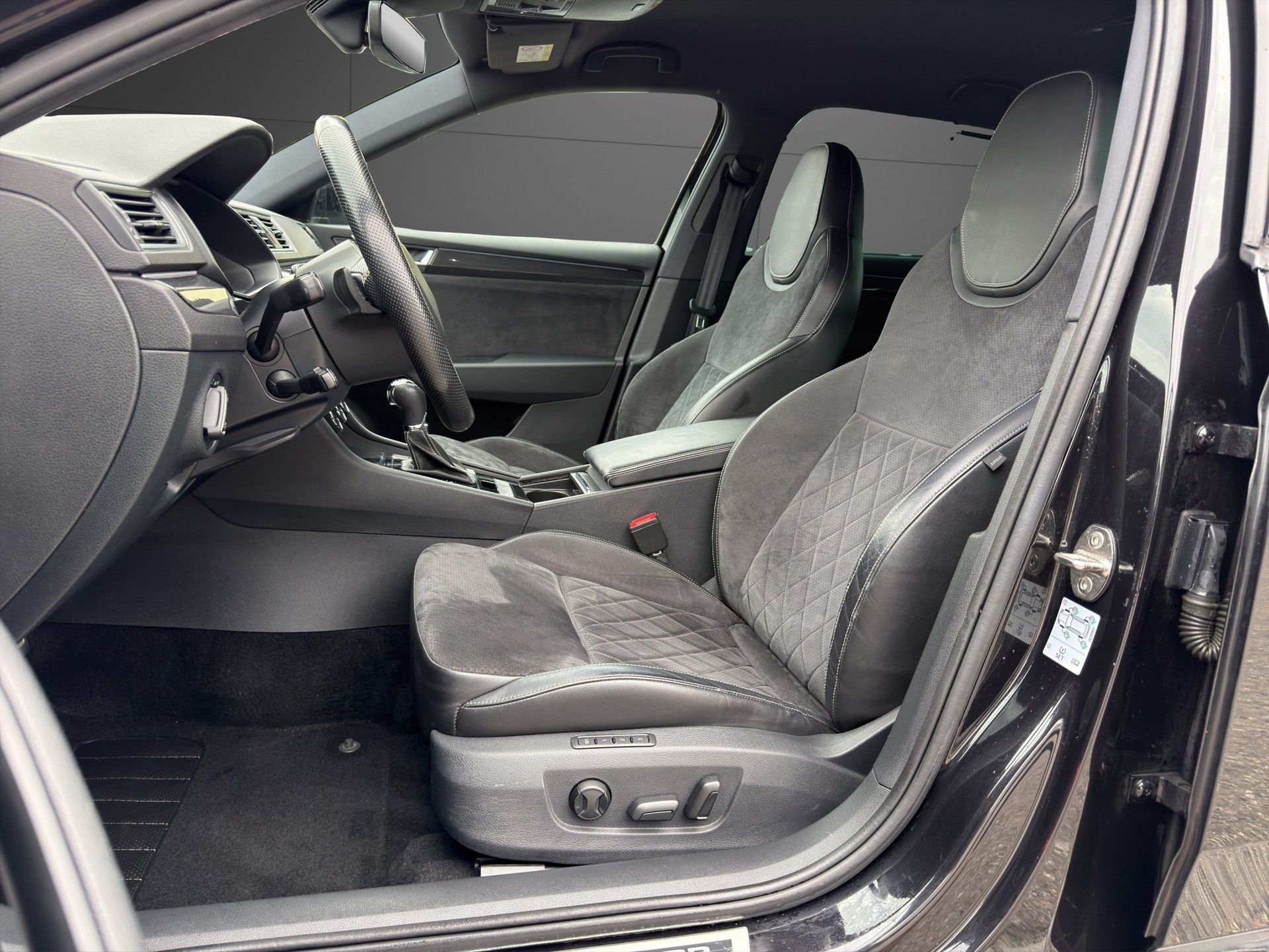 SKODA Superb Combi 2.0 TDi Ambition 4x4 DSG-image-21