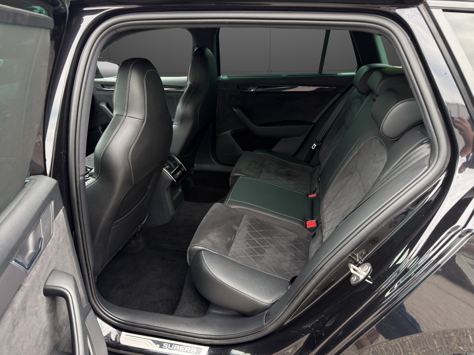 SKODA Superb Combi 2.0 TDi Ambition 4x4 DSG-image-22