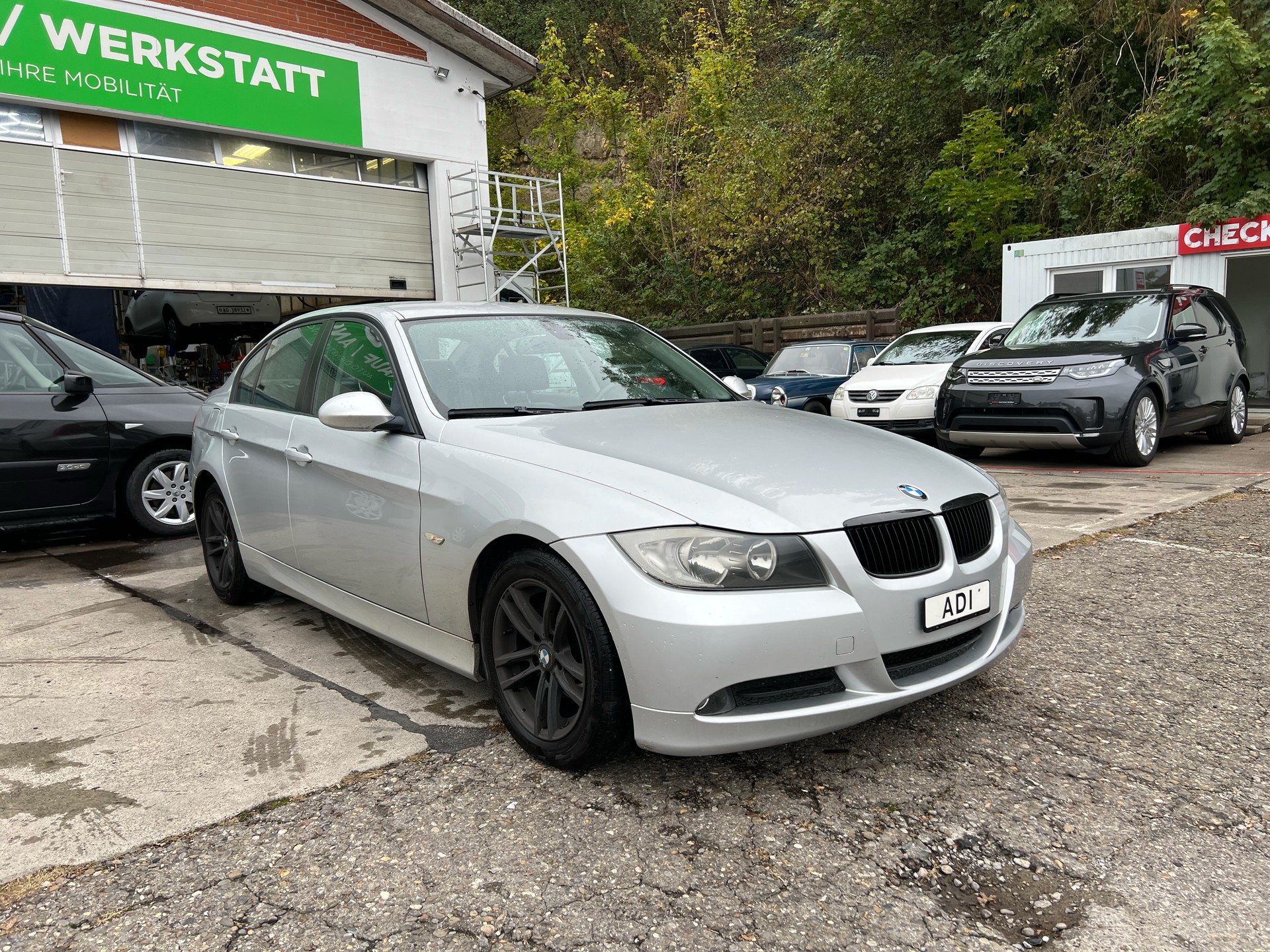 BMW 318i-image-6