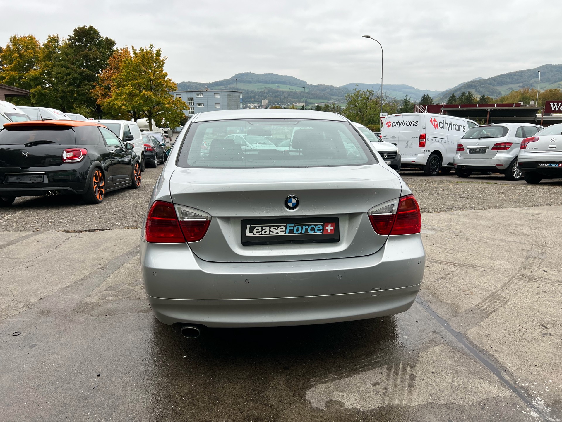 BMW 318i-image-3