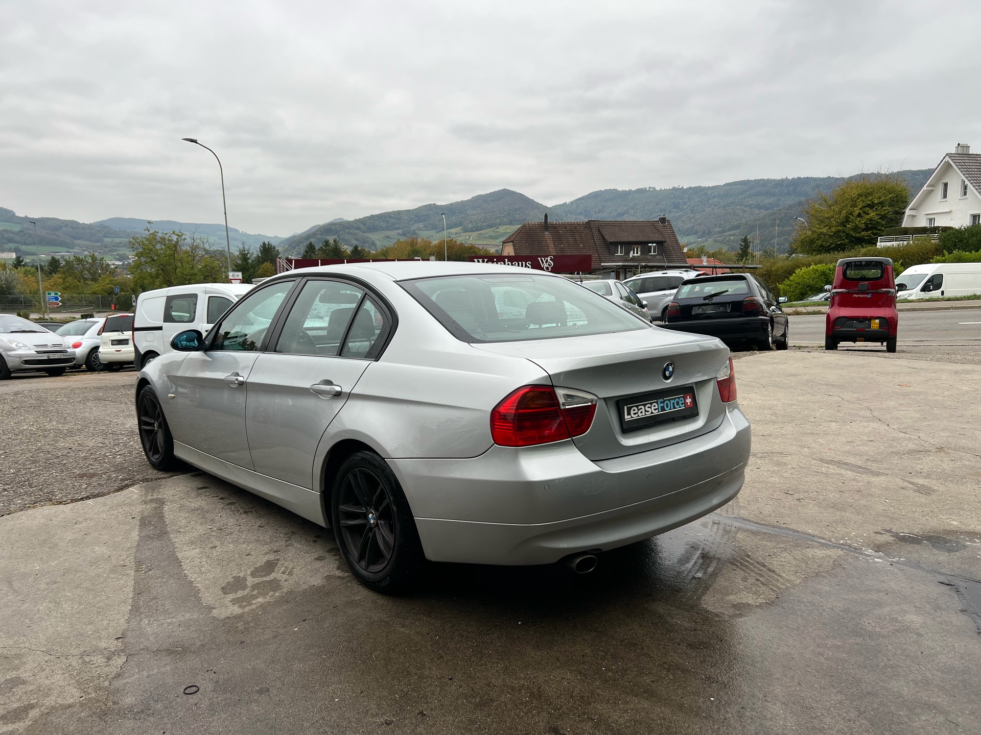 BMW 318i-image-2