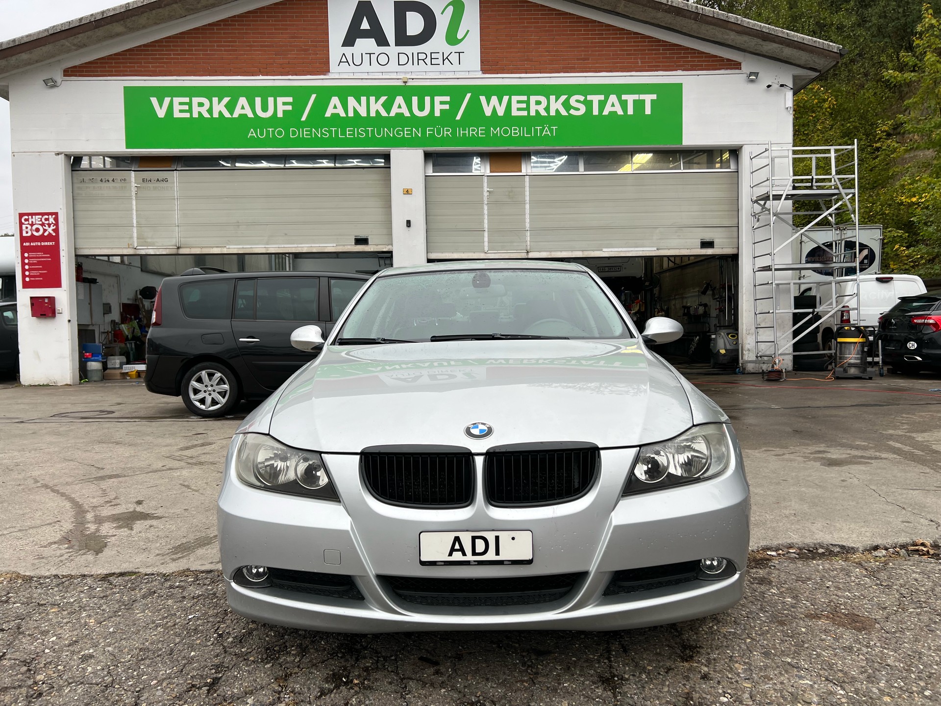BMW 318i-image-7