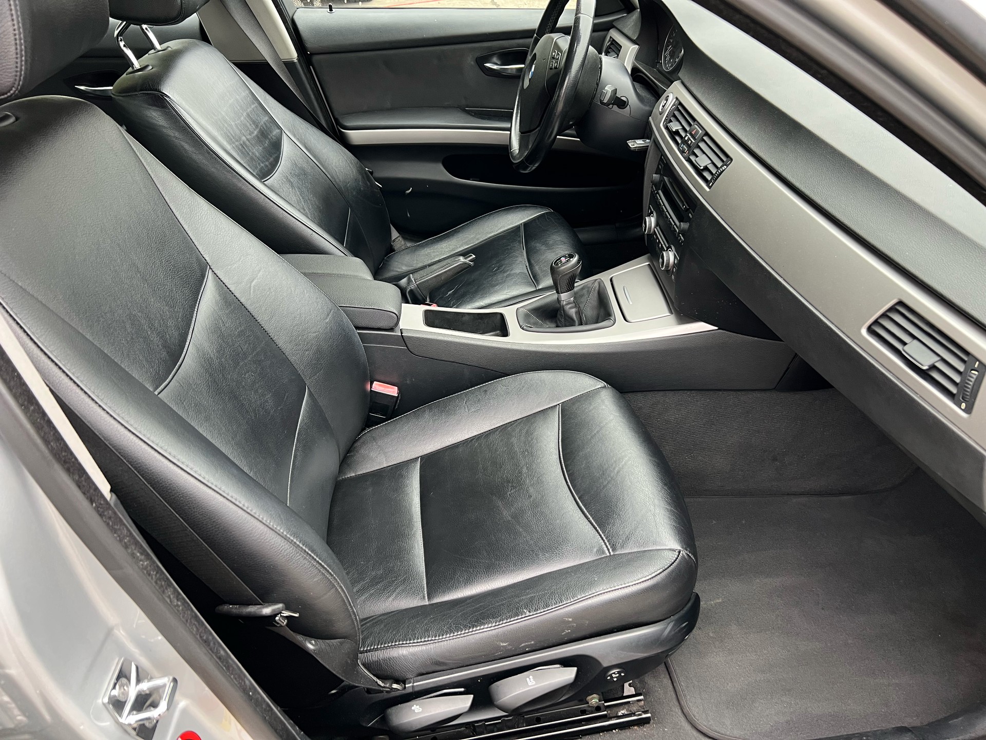 BMW 318i-image-10