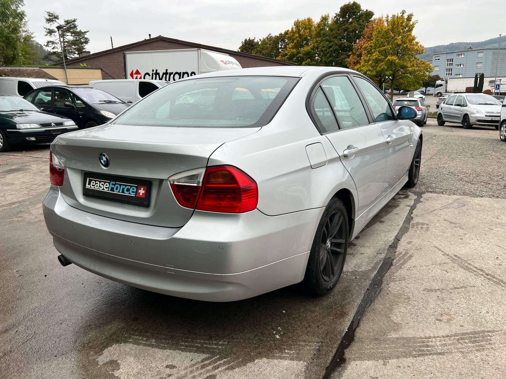 BMW 318i-image-4