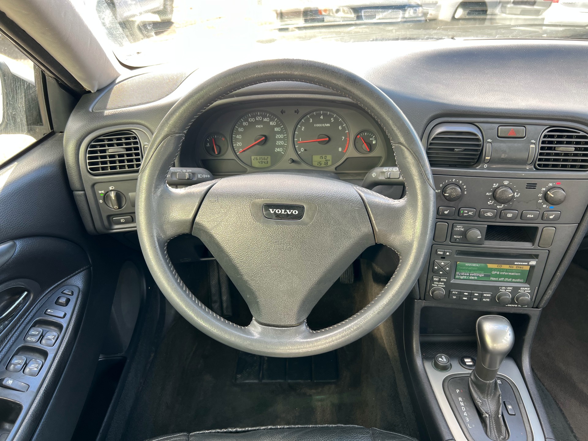 VOLVO T4-image-13