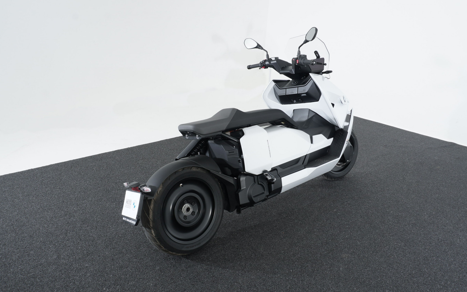 BMW CE 04-showroom-element-3