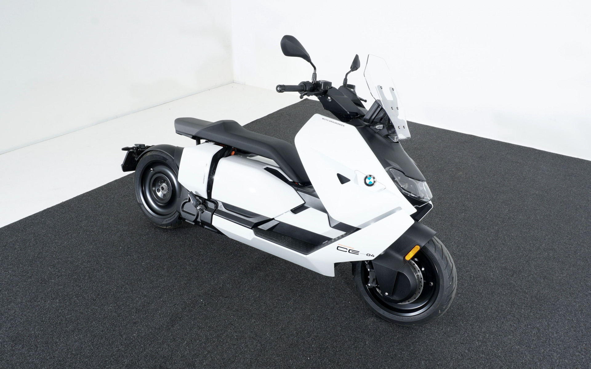 BMW CE 04-showroom-element-2