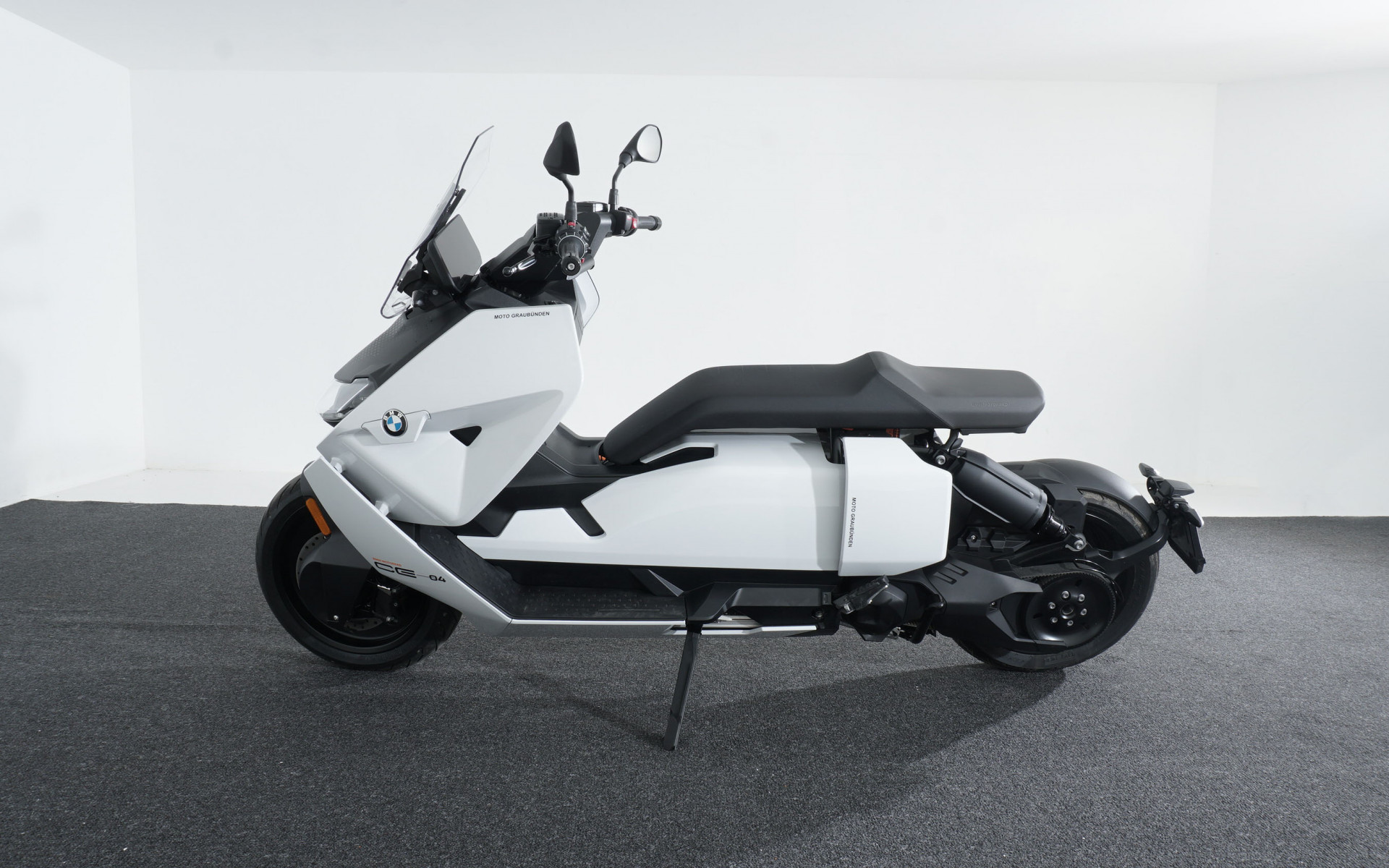 BMW CE 04-showroom-element-1